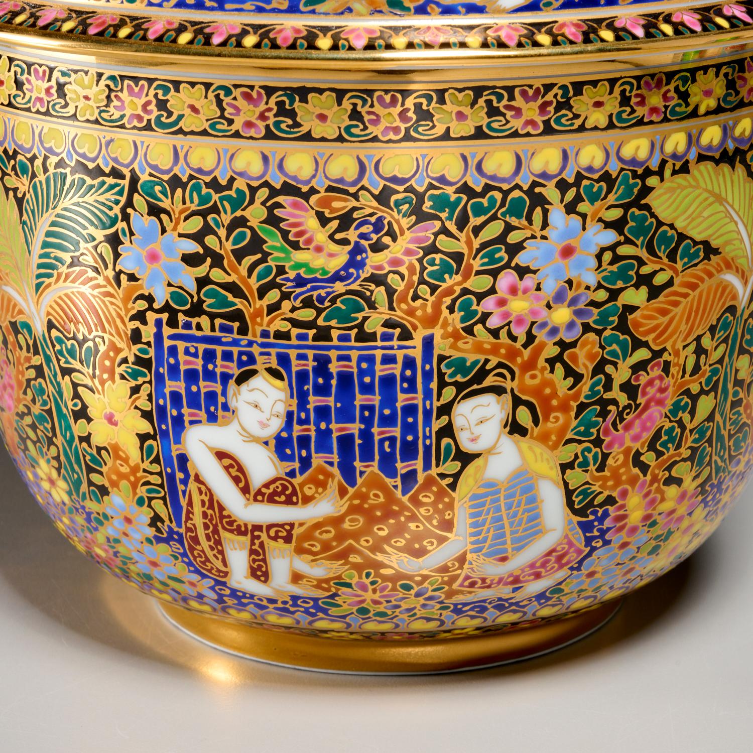 Fin du 20e siècle Paire de pots en porcelaine thaïlandaise Benjarong à couvercle vibrantement peints et dorés à la main en vente