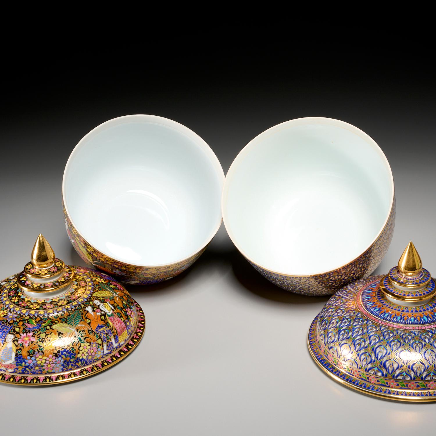 Or Paire de pots en porcelaine thaïlandaise Benjarong à couvercle vibrantement peints et dorés à la main en vente