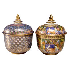 Paire de pots en porcelaine thaïlandaise Benjarong à couvercle vibrantement peints et dorés à la main
