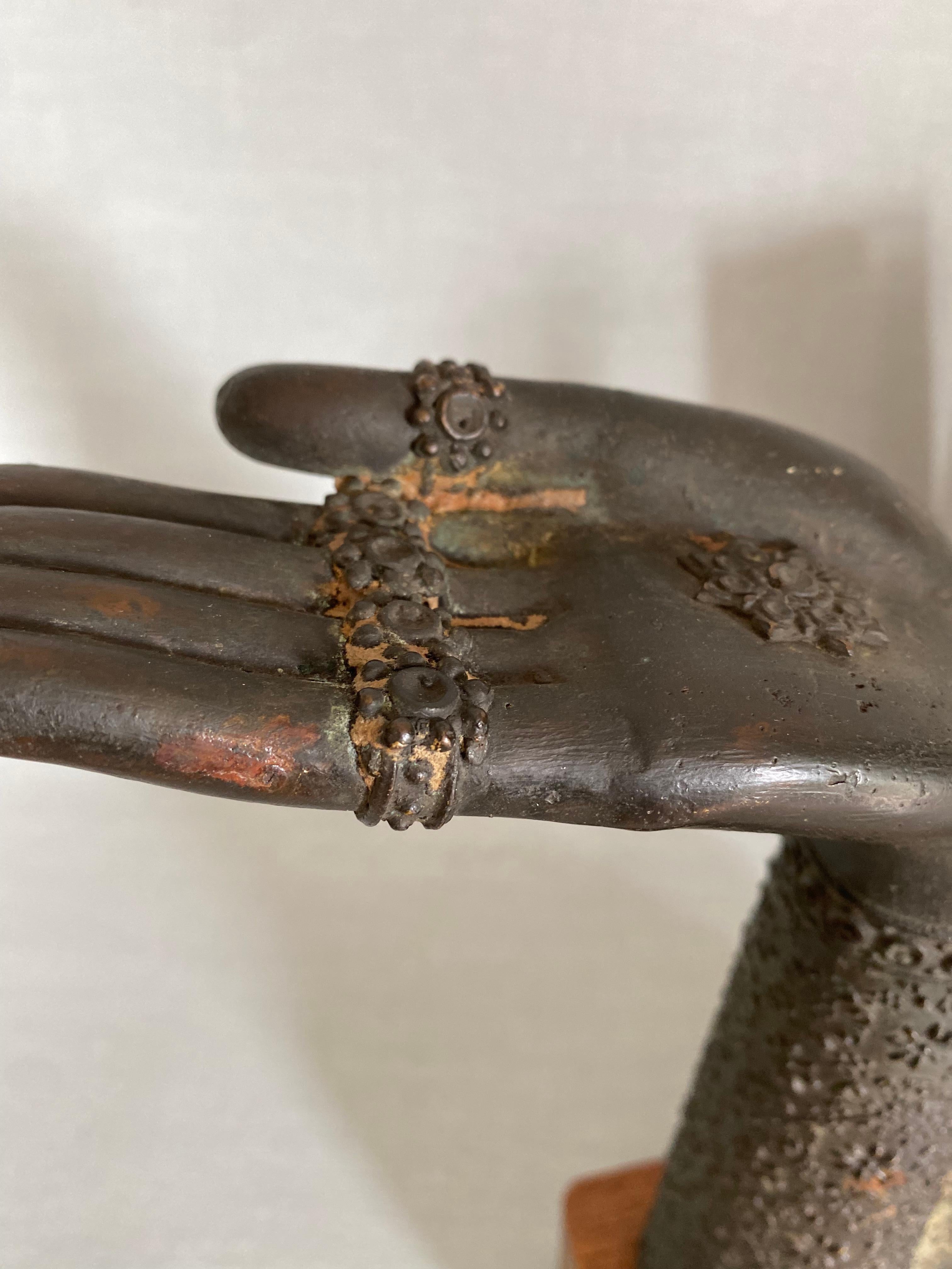 Paar thailändische Bronze-Buddha-Handfragmente aus Bronze, wiederverwendet als Buchstützen im Angebot 5