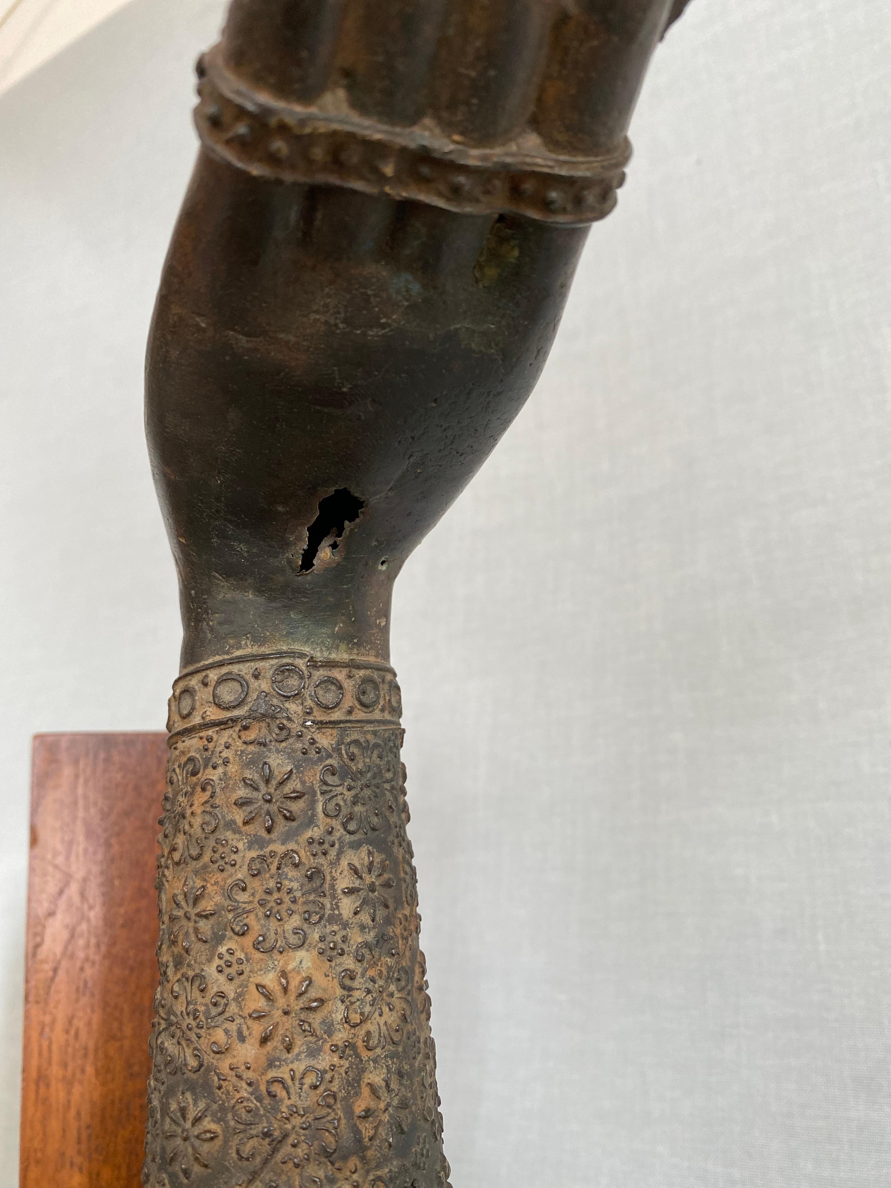 Paar thailändische Bronze-Buddha-Handfragmente aus Bronze, wiederverwendet als Buchstützen im Angebot 7