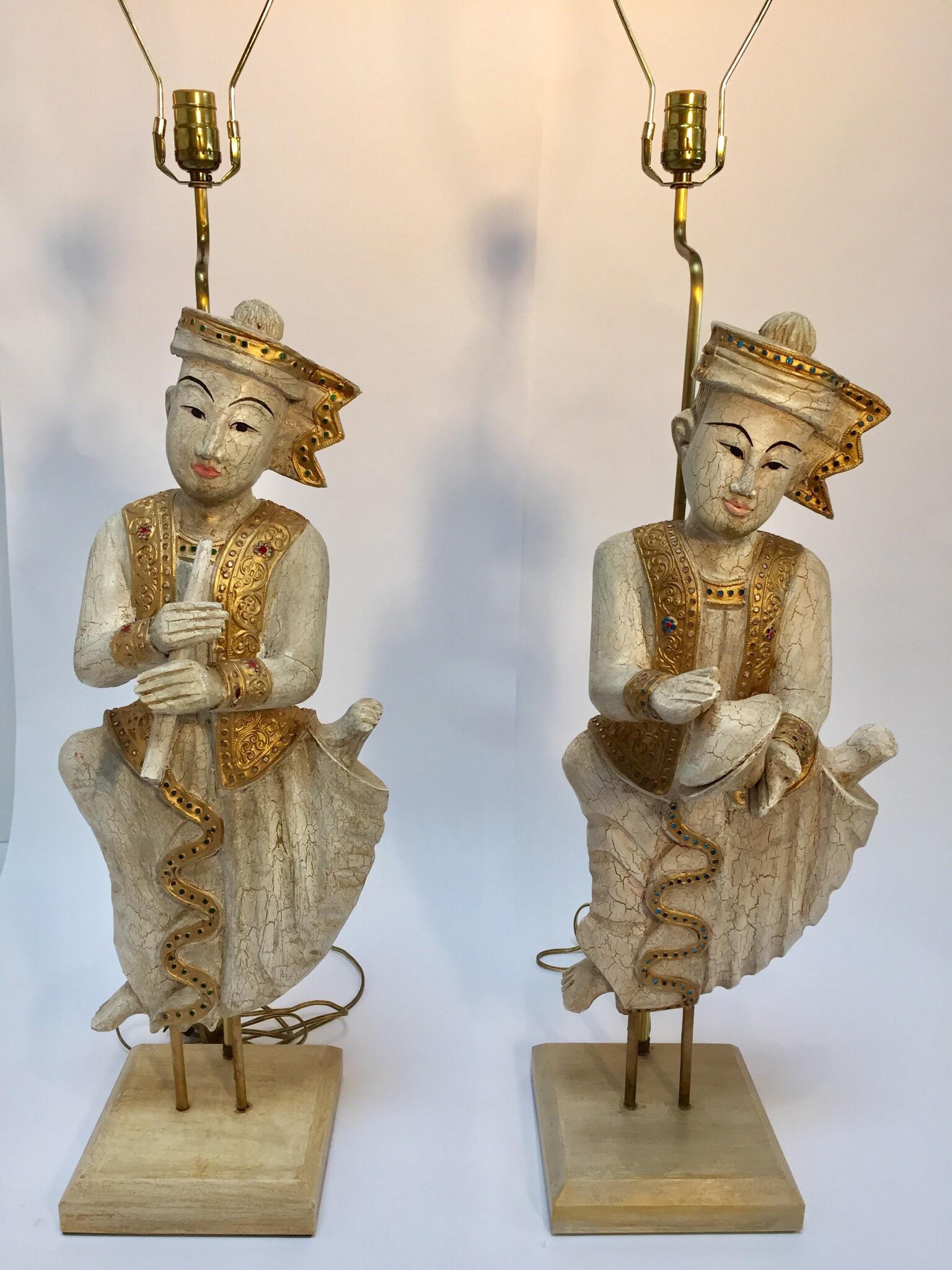 Sculpté à la main Paire de figures asiatiques de musiciens birmans transformées en lampes de bureau en vente
