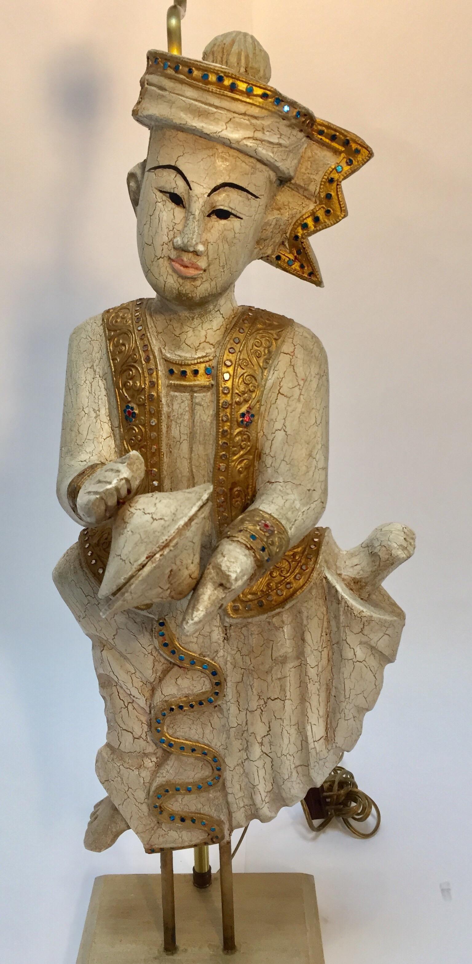 20ième siècle Paire de figures asiatiques de musiciens birmans transformées en lampes de bureau en vente