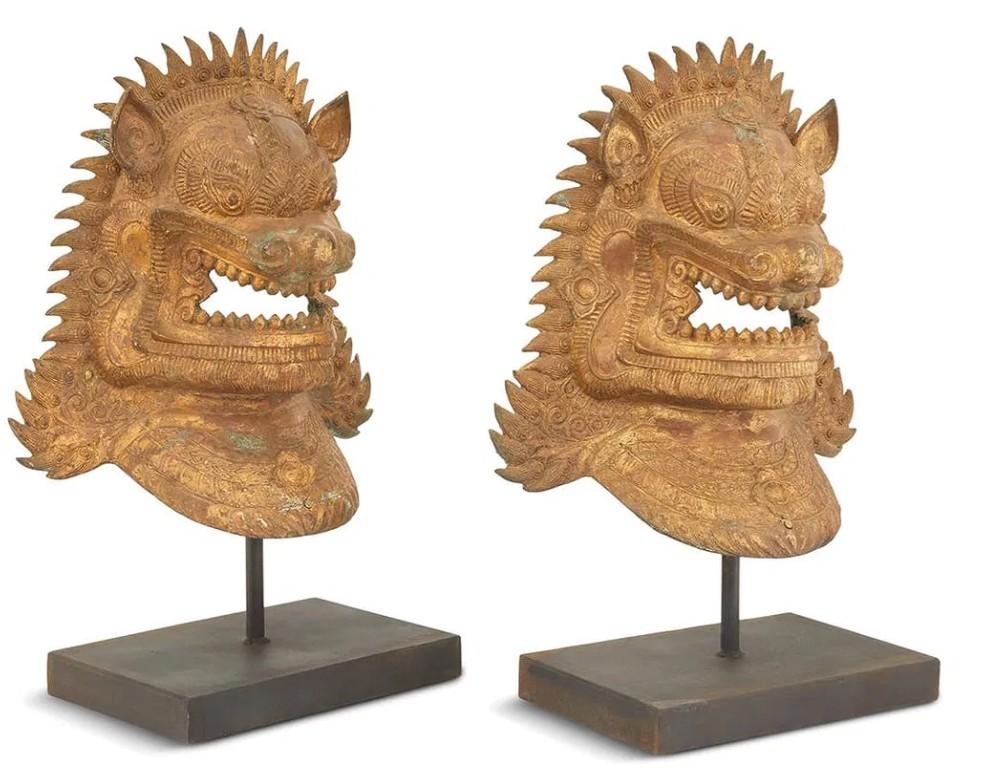 Die Herkunft dieser Gegenstände ist unbekannt - sie wurden bei einer Auktion erworben, ohne dass eine Geschichte angegeben wurde.

Dieses Bild zeigt ein Paar aufwändig gestalteter Löwenmasken aus Metall im antiken Stil, die auf schwarzen