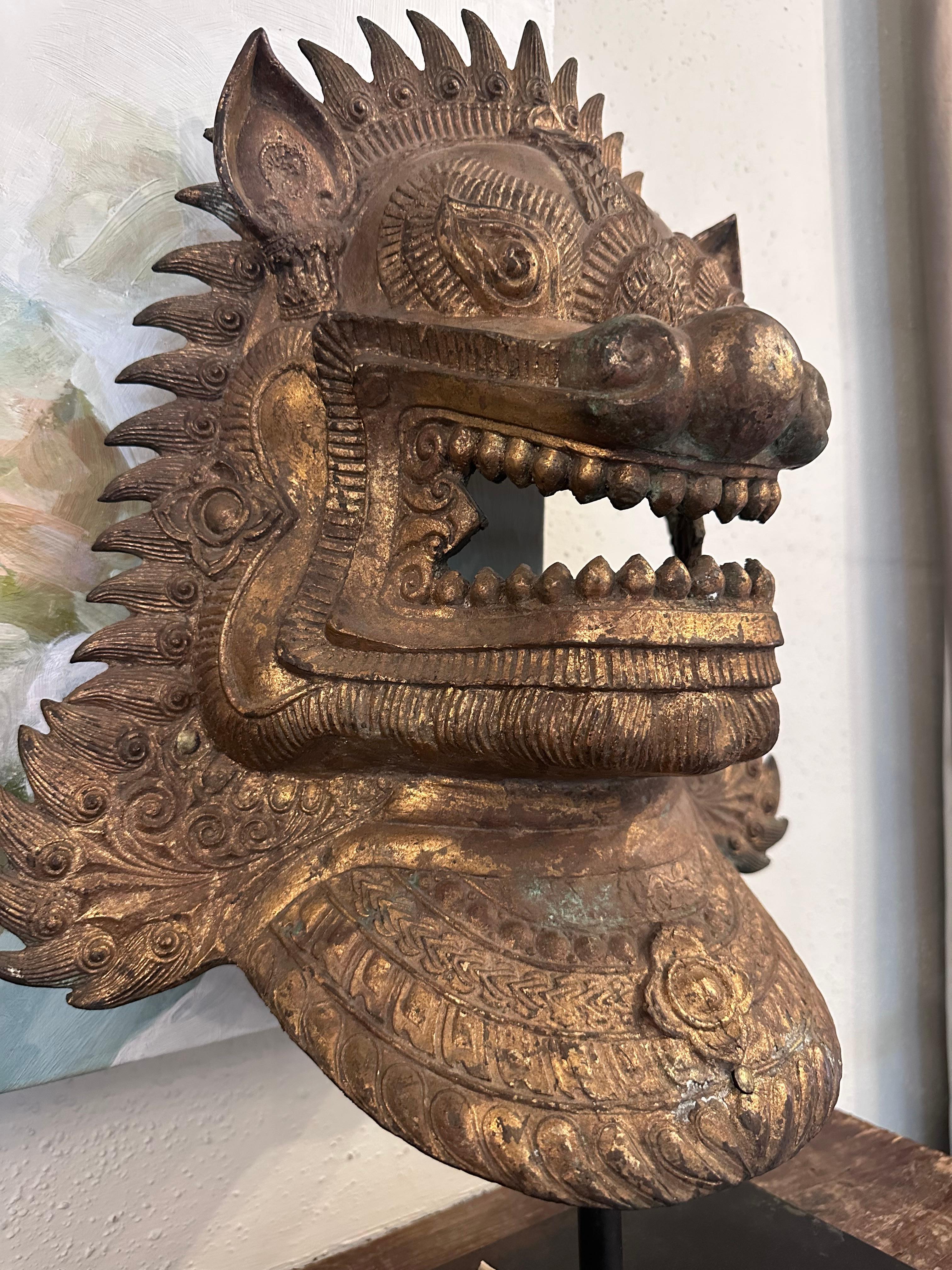 Paar thailändische Wächterlöwen-Bronzemasken (20. Jahrhundert) im Angebot
