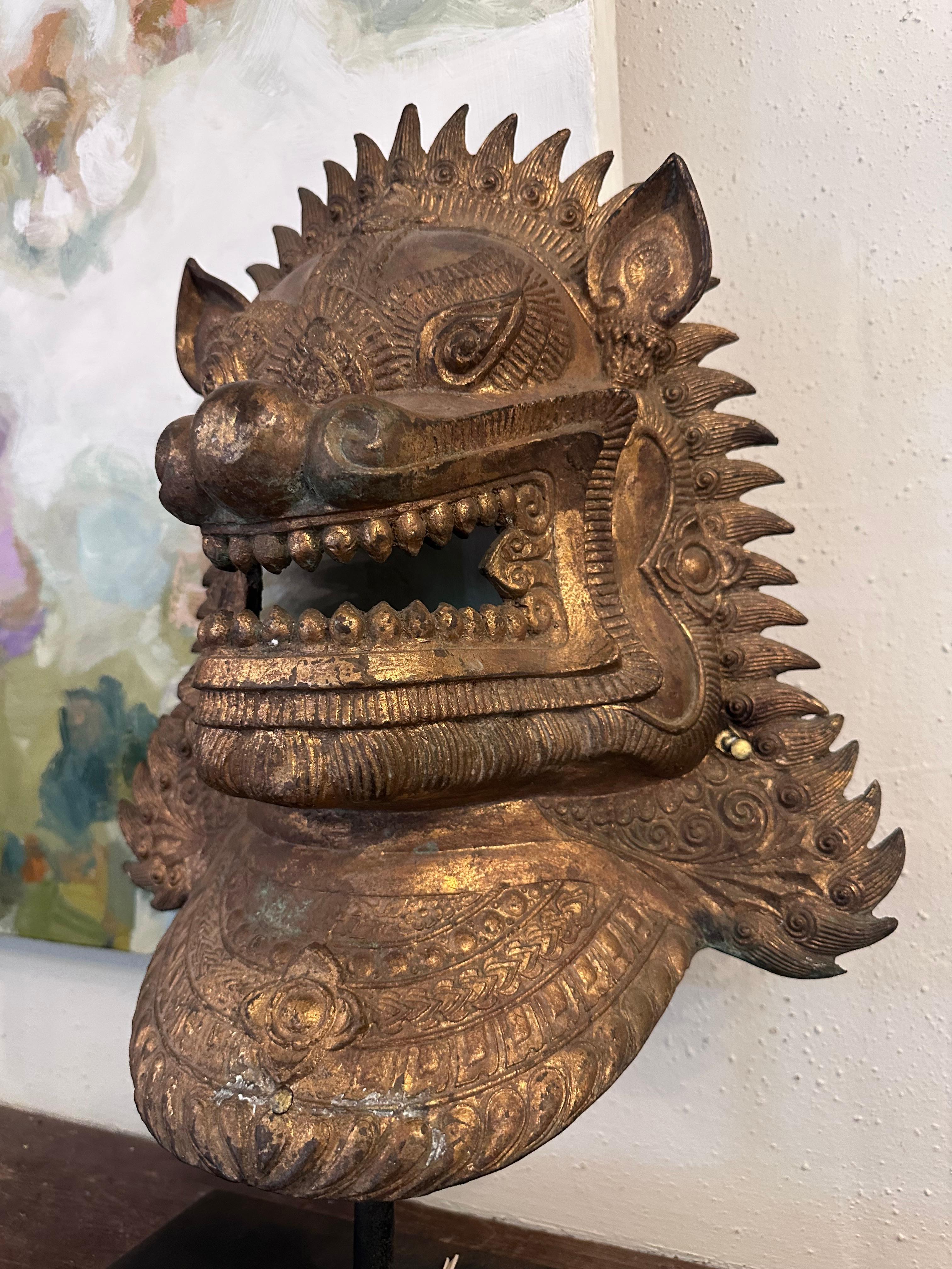 Paar thailändische Wächterlöwen-Bronzemasken (Metall) im Angebot