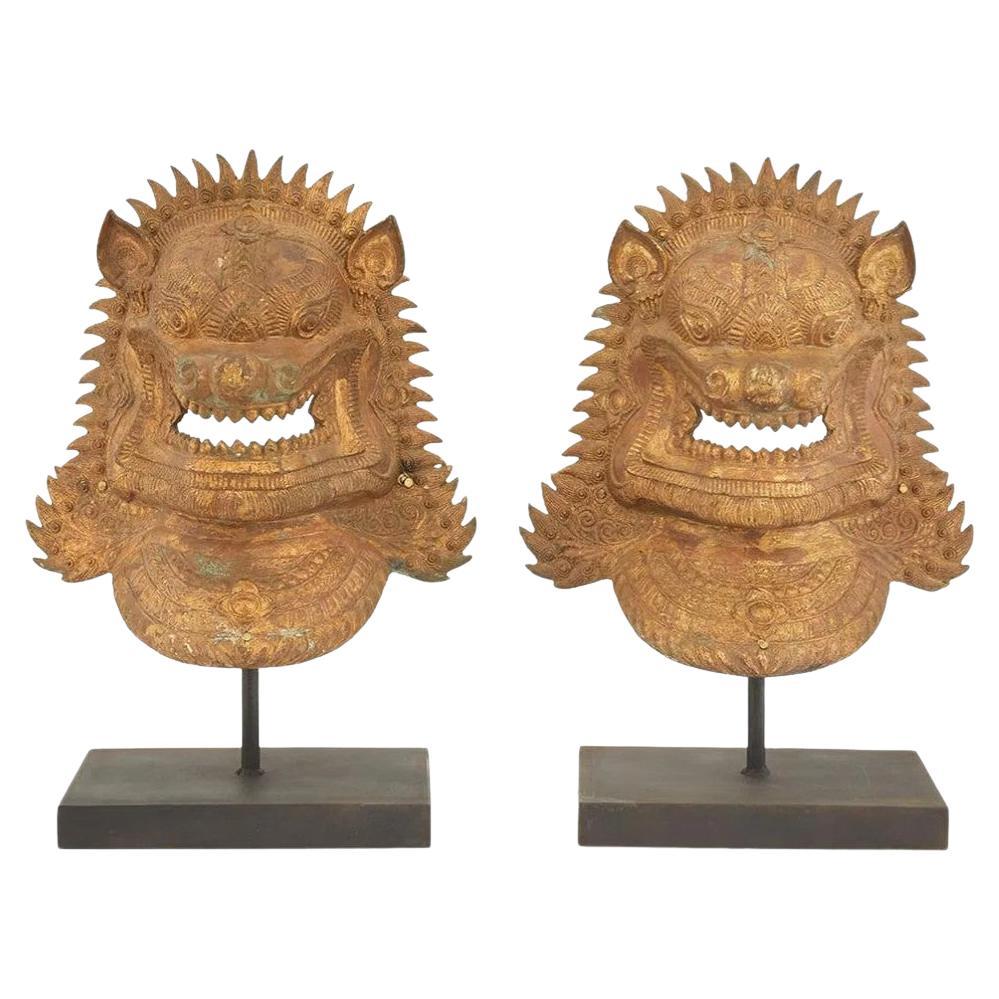 Paar thailändische Wächterlöwen-Bronzemasken im Angebot