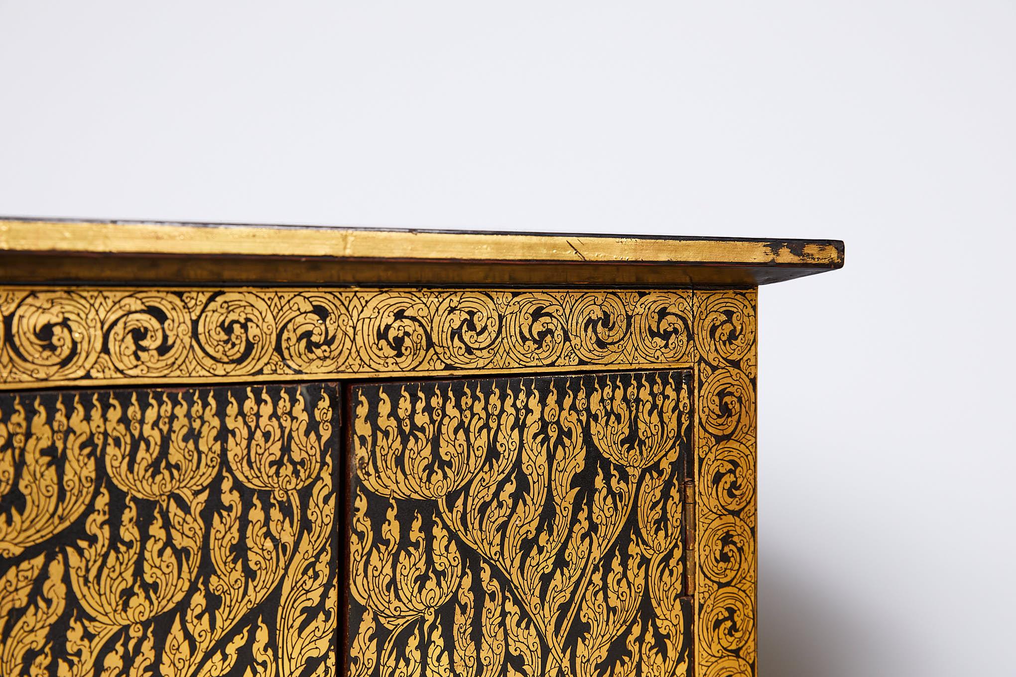 Pair of Thai Manuscript Cabinets of Lacquer and Gold Leaf, 20th Century 5