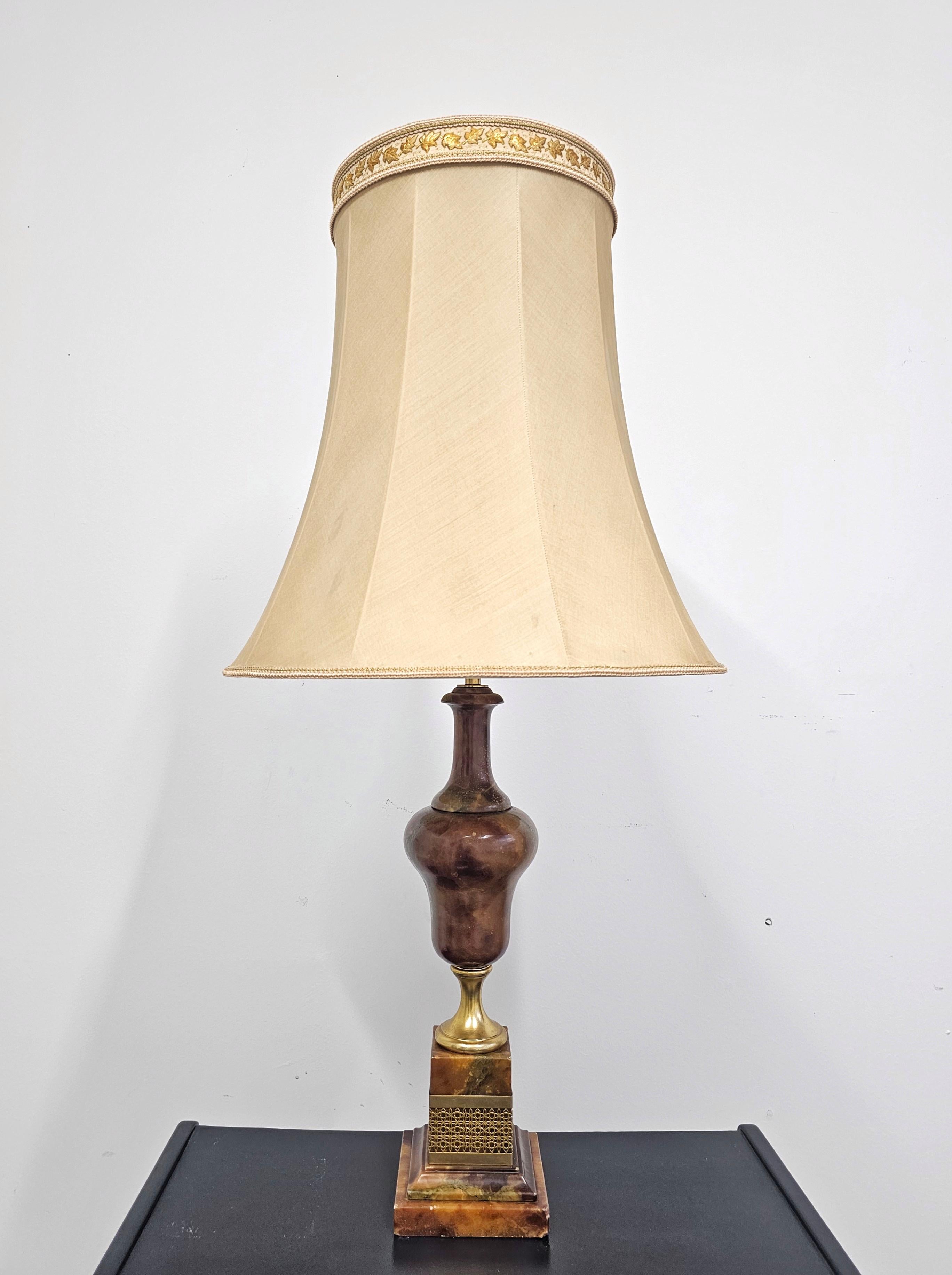 Dans cette liste, vous trouverez une paire de lampes de table antiques françaises. Ces lampes extra larges sont réalisées dans une combinaison d'onyx et de bronze, avec de grands abat-jours en tissu beige et broderie dorée.  Fabriqué en France dans