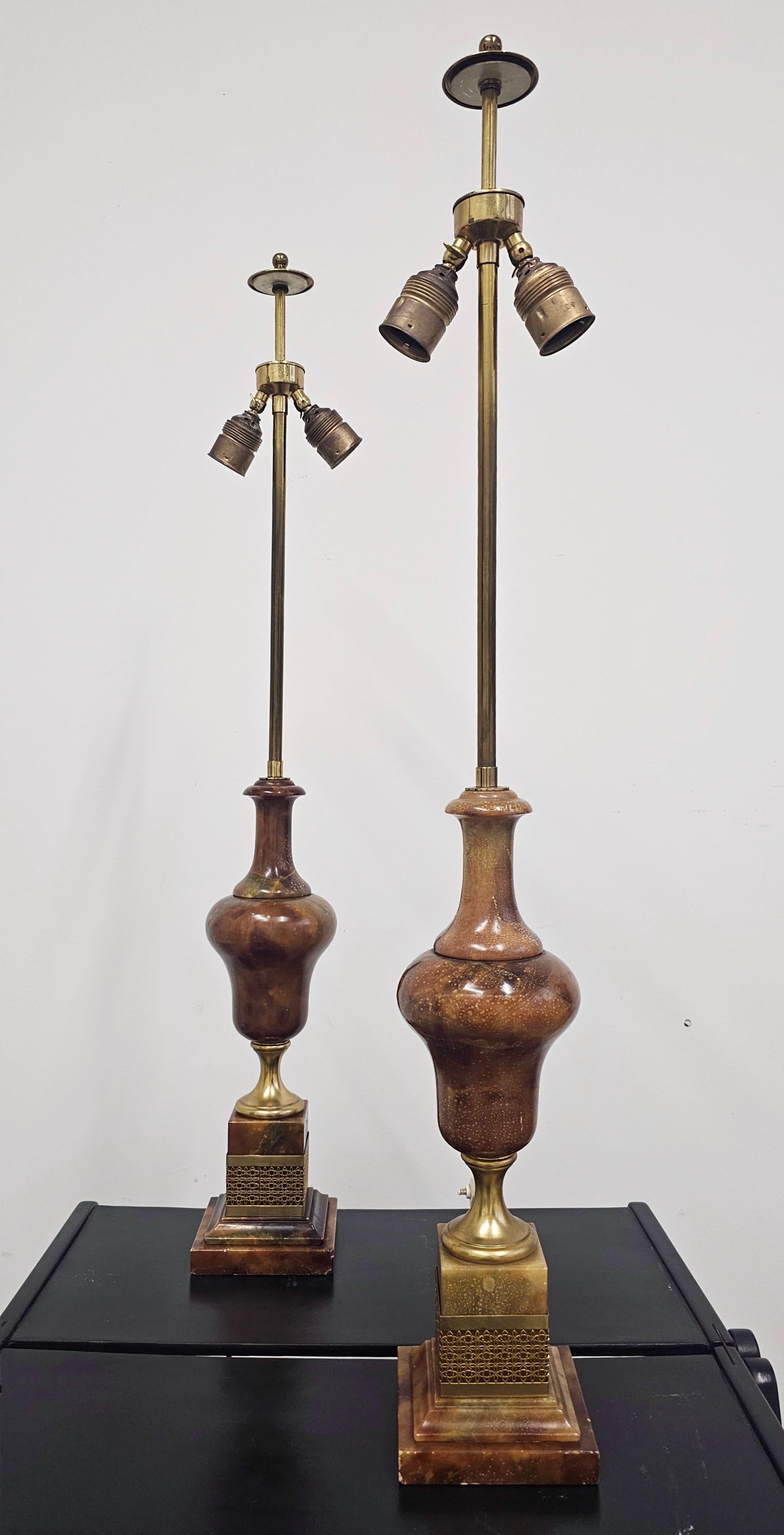 Début du 20ème siècle Paire de lampes de table XXL anciennes en onyx et bronze, France, années 1920 en vente