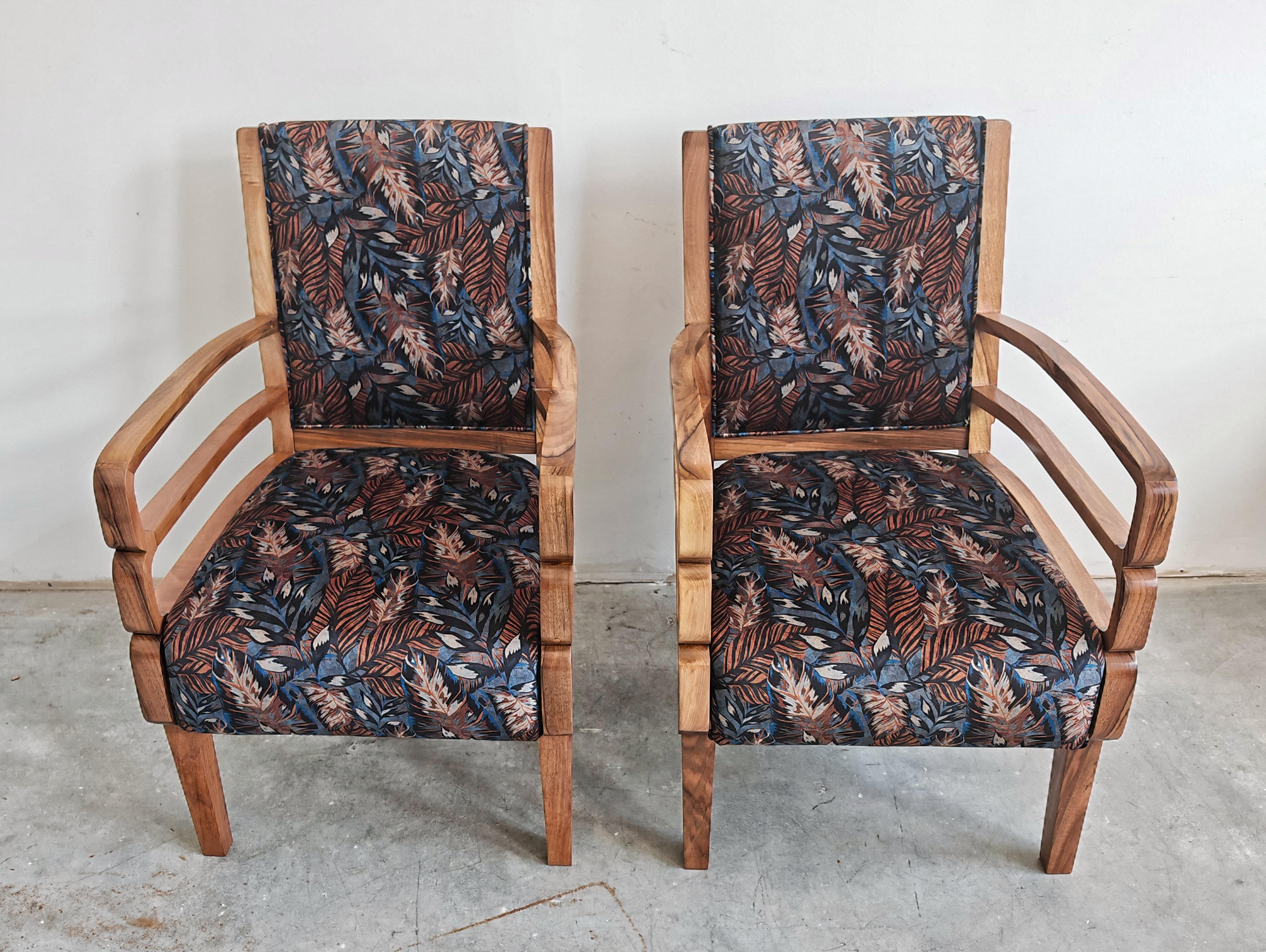 Pareja de Sillones Art Decó únicos en nogal macizo y felpa floral Tela en venta