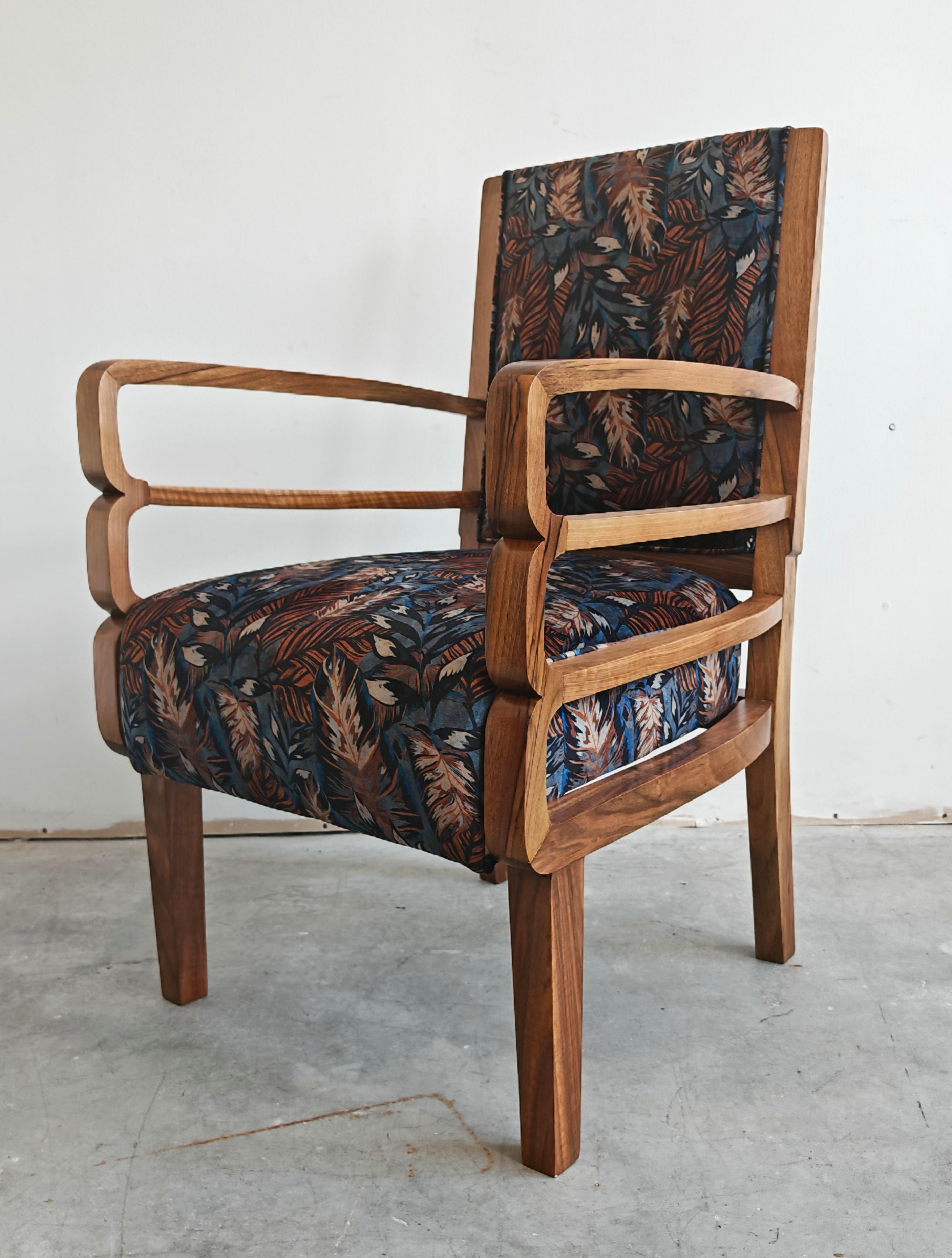 Pareja de Sillones Art Decó únicos en nogal macizo y felpa floral en venta 2