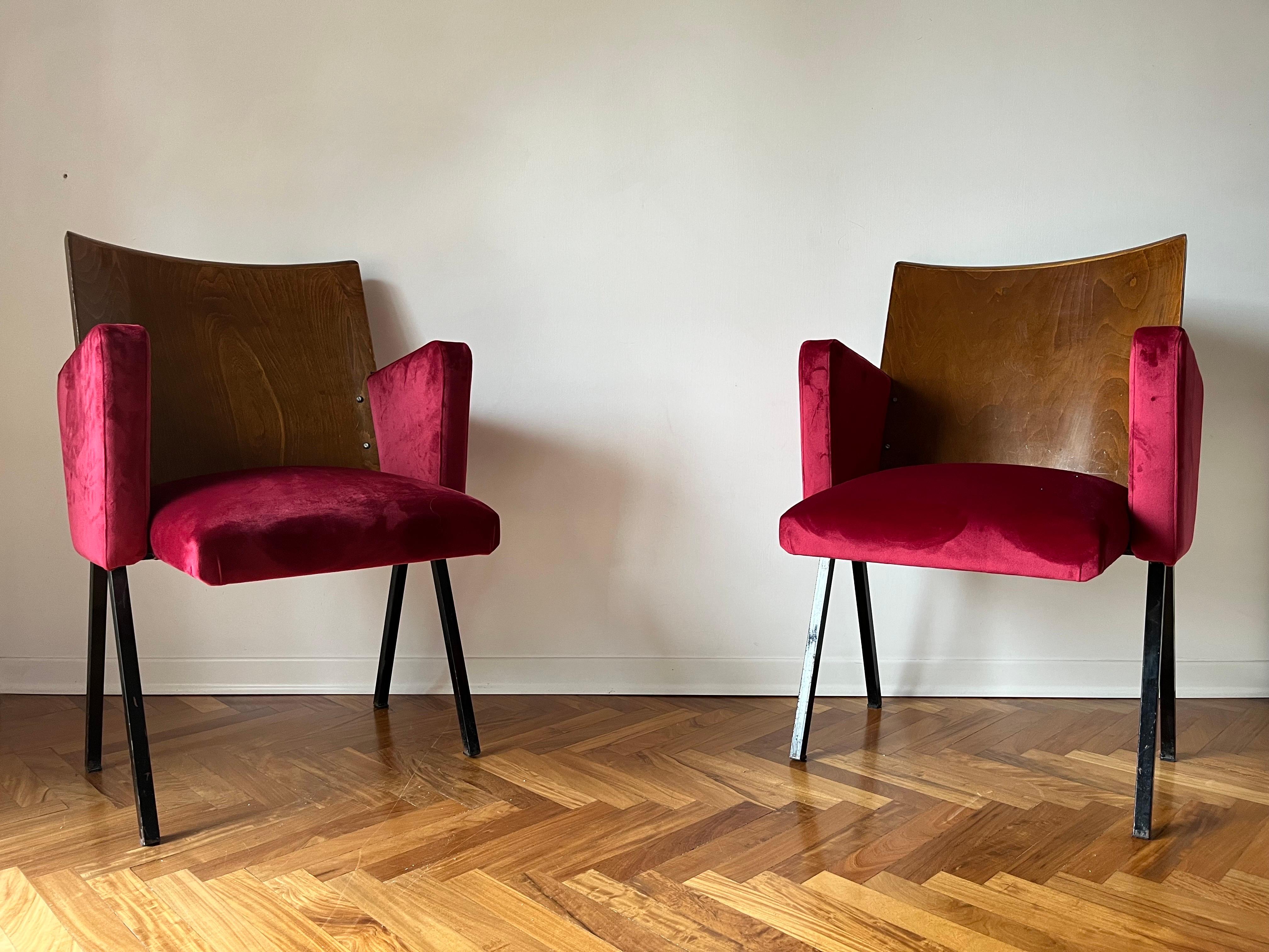 Pair of Theatre red chairs 1950s 

Very very nice 

Velvet, Iron and wood 

Measures

Cm 50 x cm 50 x cm 110.
