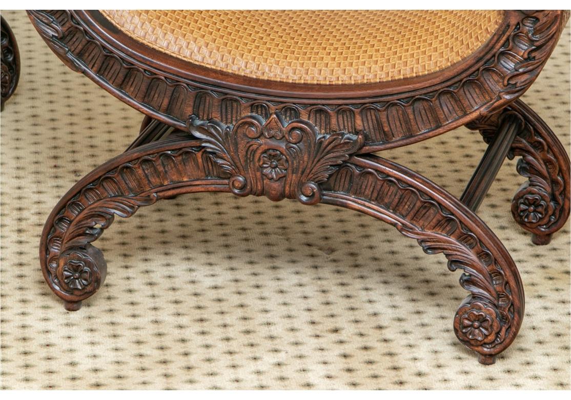 Una coppia di panche ben realizzate e di grande effetto, con una bella forma di tipo tebano. Cornici intagliate a volute con estremità superiori a coste e bordi smerlati a foglie. Piani curvi e gambe a voluta con allungamenti laterali. Stile