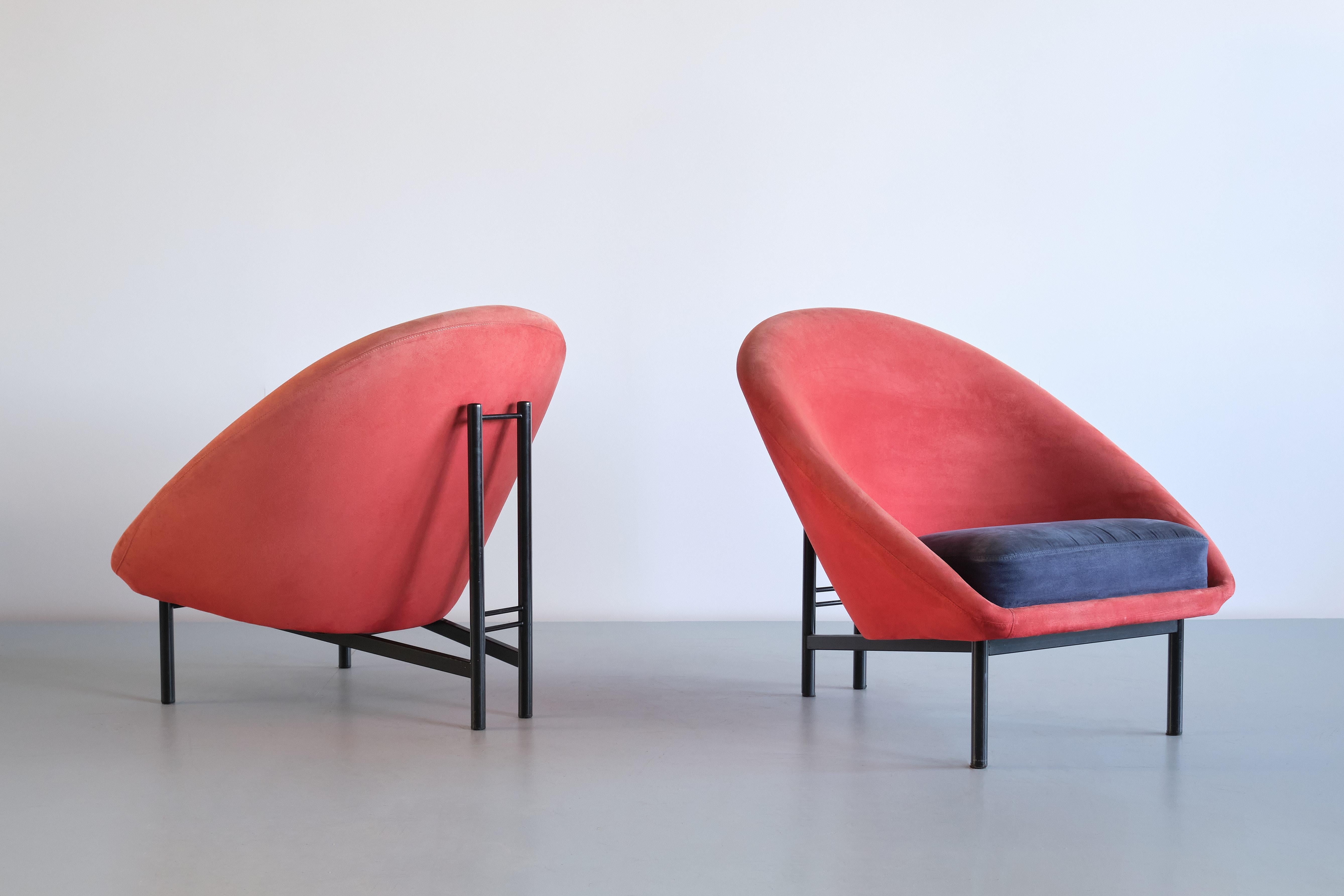 This striking pair of lounge chairs was designed by Theo Ruth in the early 1960s. The rare model numbered F815 was produced by Artifort in The Netherlands.
The design is marked by the rounded lines of the upholstered seat and the angled positioning