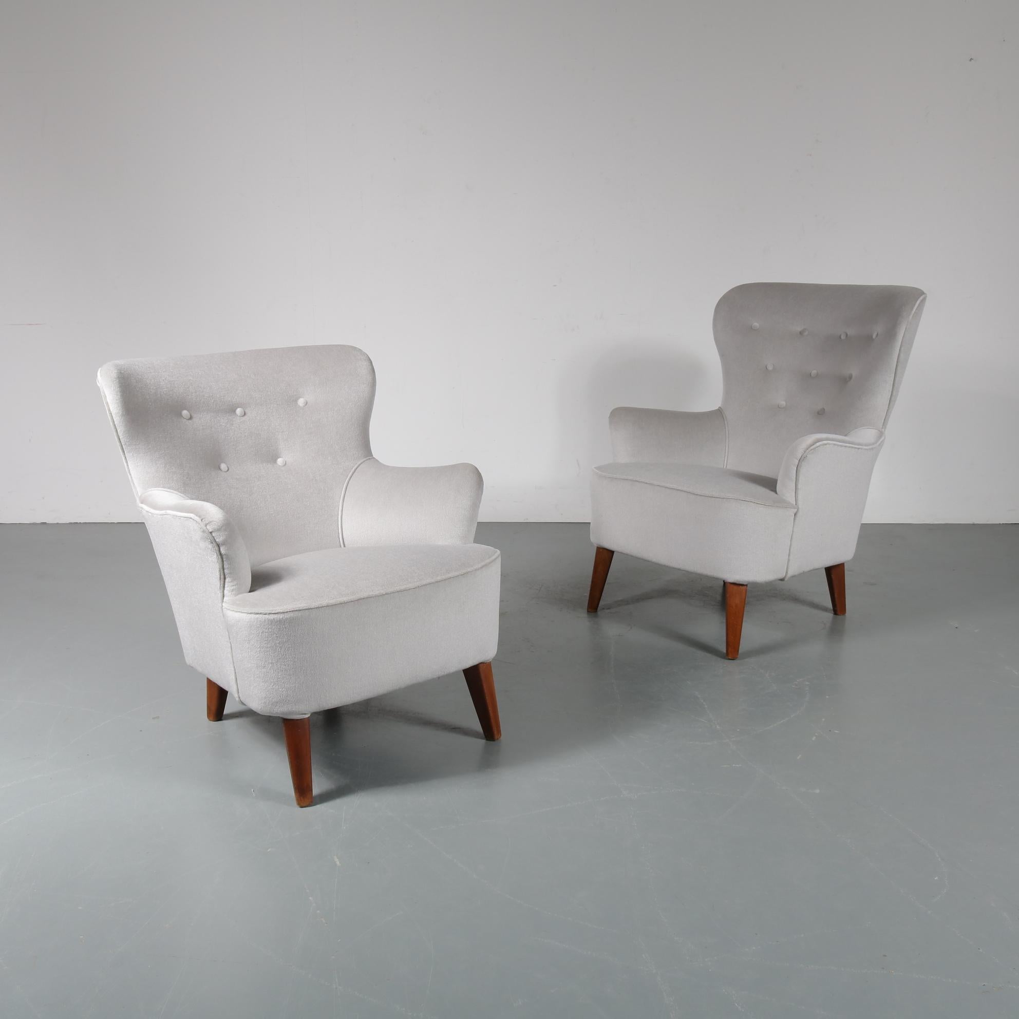 An amazing pair of lounge chairs, one highback and one lady chair, designed by Theo Ruth and manufactured by Artifort in the Netherlands, circa 1950.

These beautiful, luxurious chairs are upholstered in high quality grey Chivasso Silence fabric.