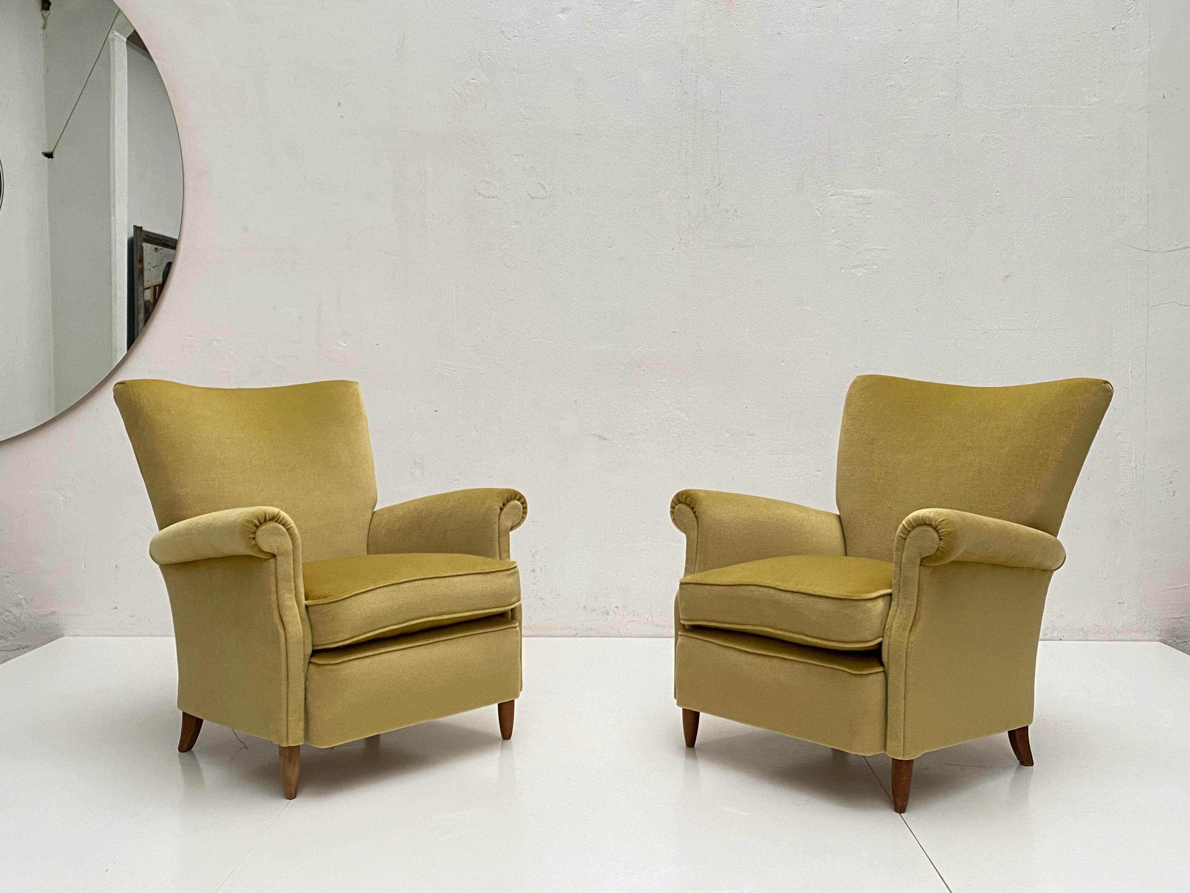 Pair of DUX Lounge Chairs Fully Restored in Mohair Velvet, Artifort, 1955 For Sale 4