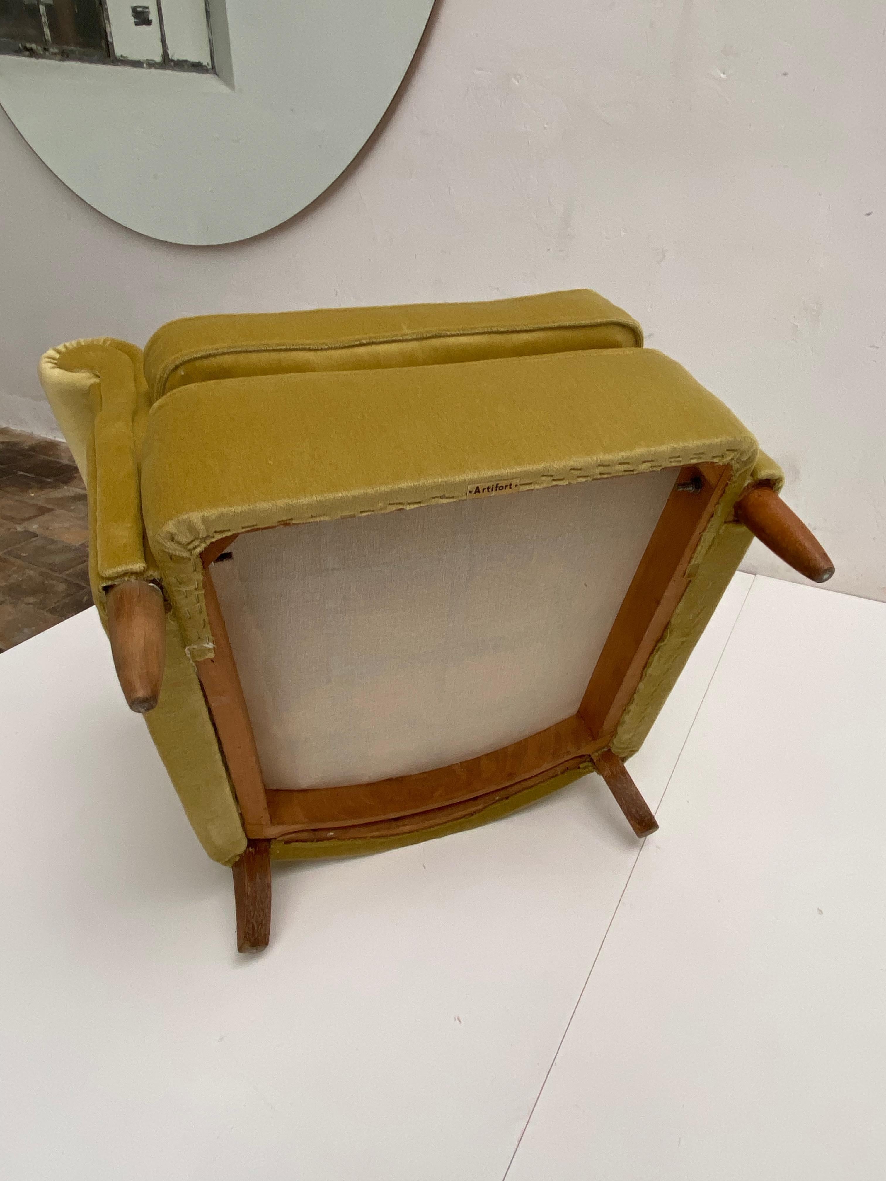 Pair of DUX Lounge Chairs Fully Restored in Mohair Velvet, Artifort, 1955 For Sale 5
