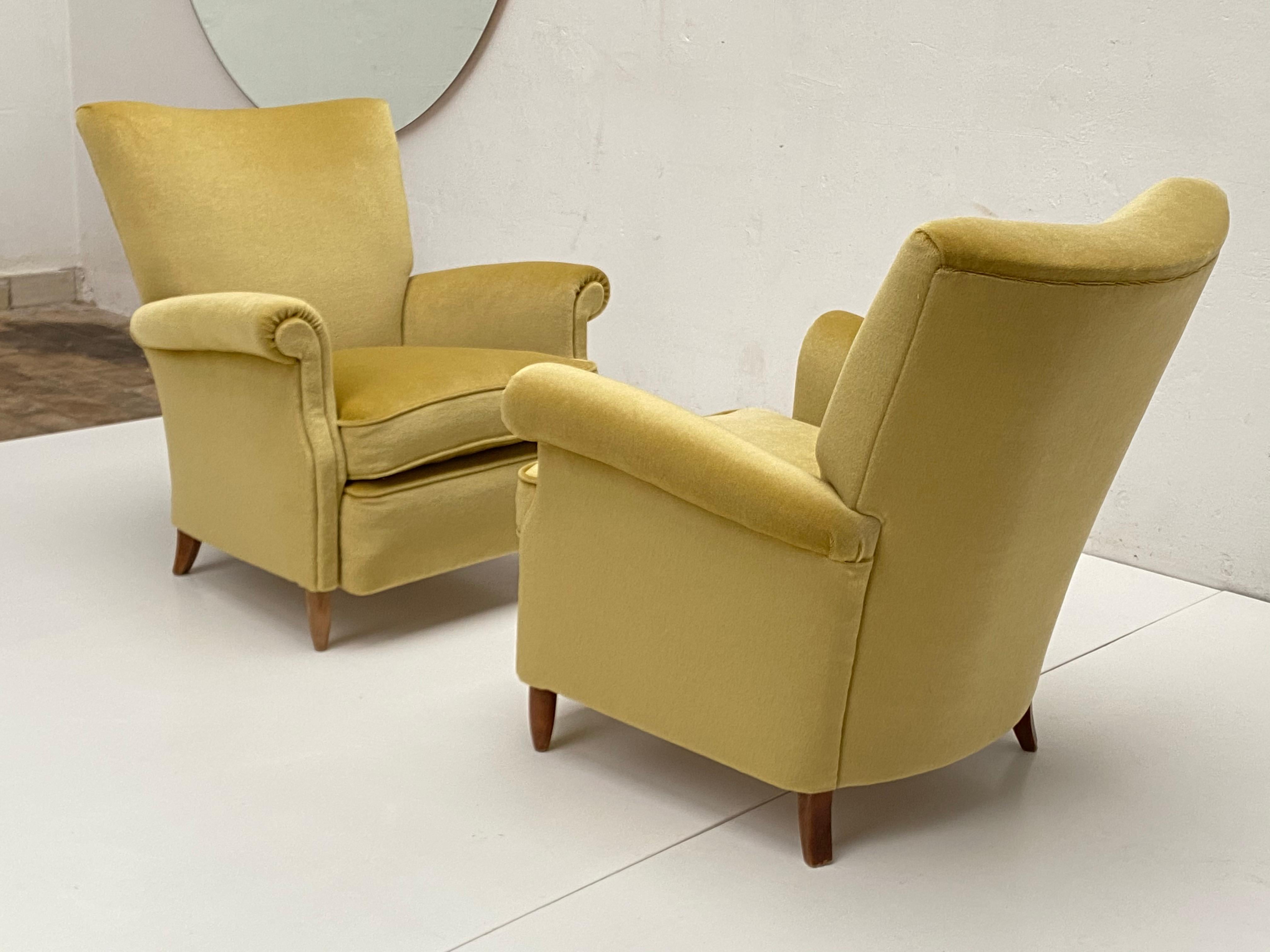 Pair of DUX Lounge Chairs Fully Restored in Mohair Velvet, Artifort, 1955 In Good Condition For Sale In bergen op zoom, NL