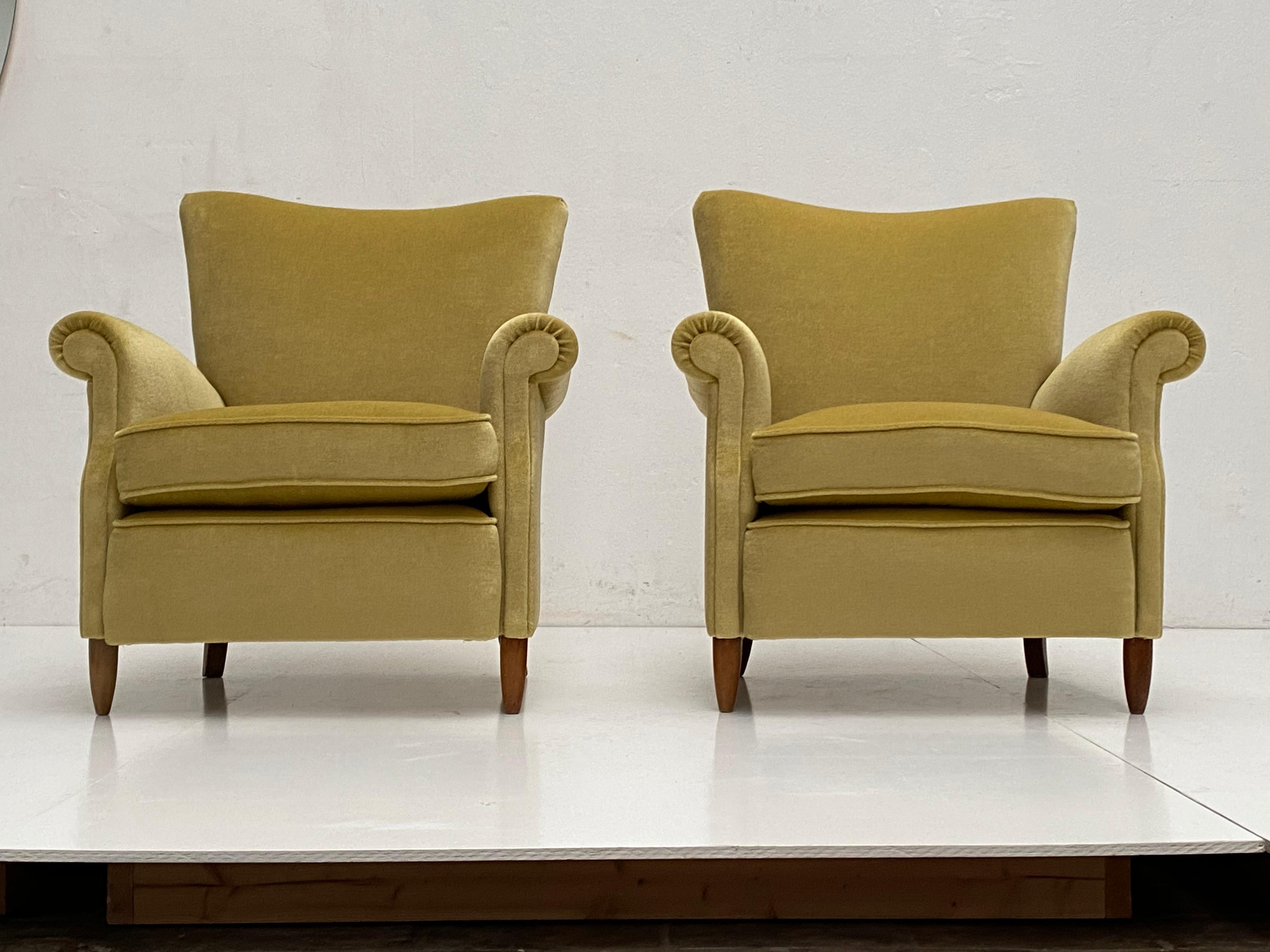 Mid-20th Century Pair of DUX Lounge Chairs Fully Restored in Mohair Velvet, Artifort, 1955 For Sale