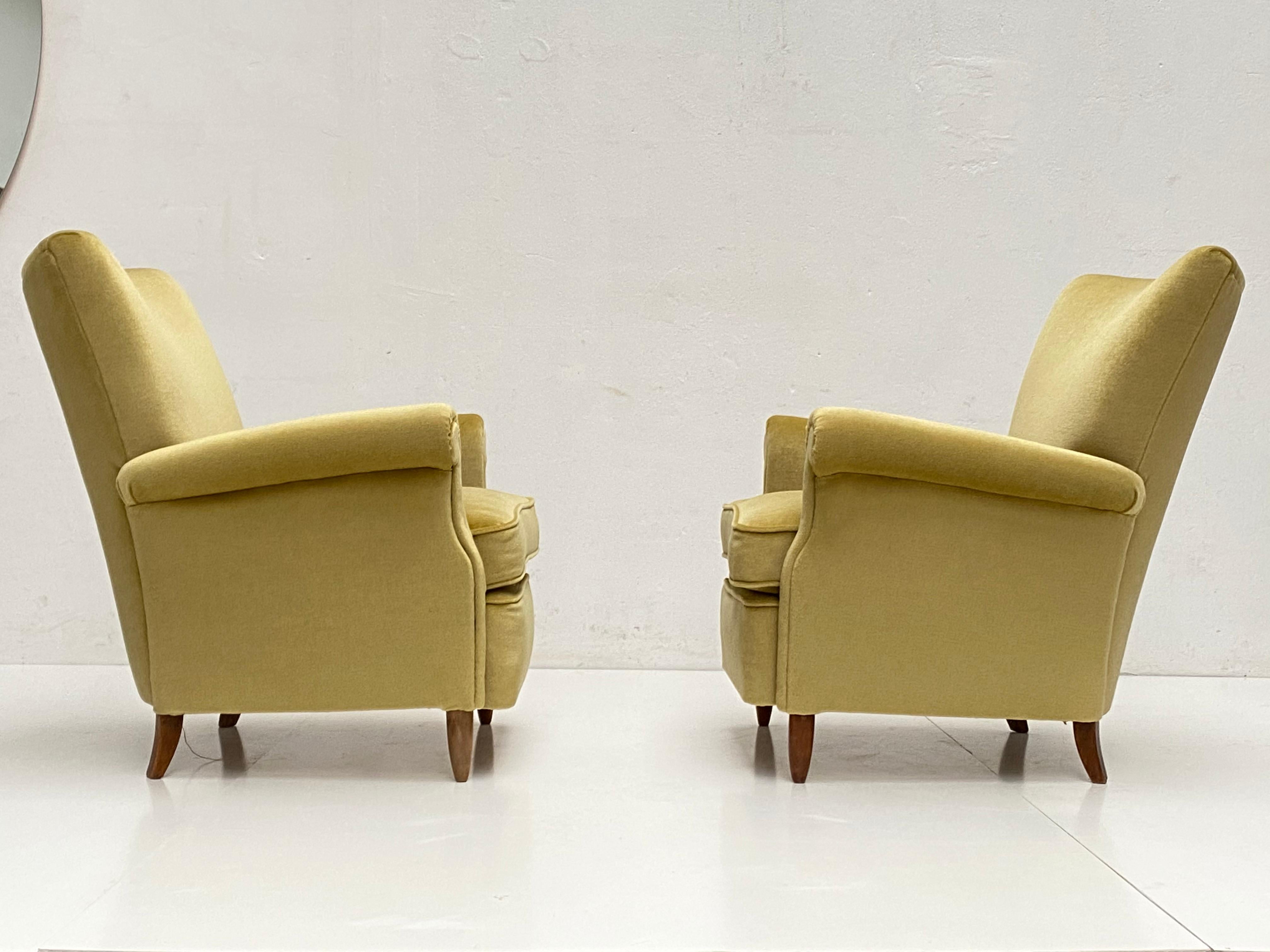 Pair of DUX Lounge Chairs Fully Restored in Mohair Velvet, Artifort, 1955 For Sale 2