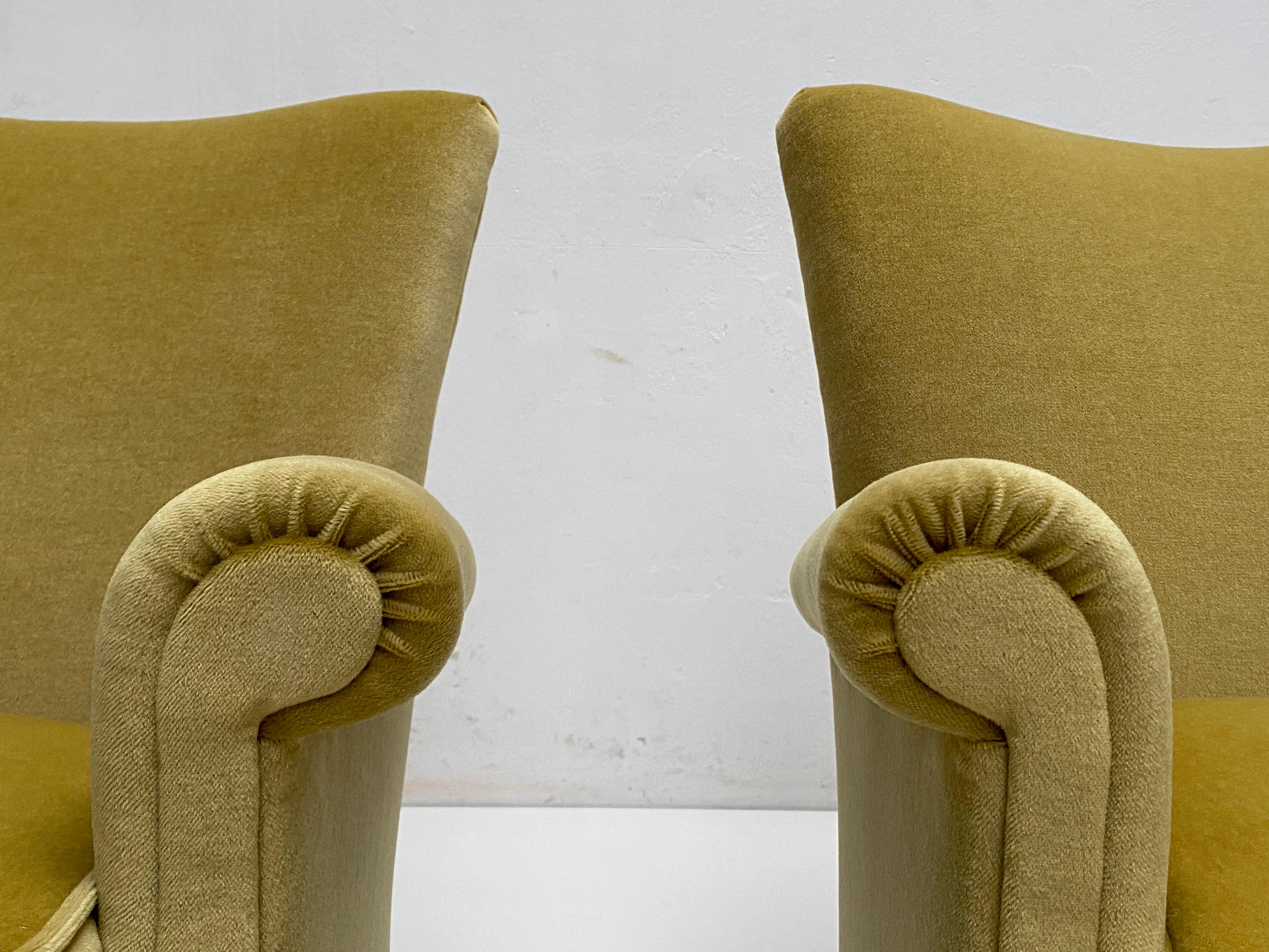 Pair of DUX Lounge Chairs Fully Restored in Mohair Velvet, Artifort, 1955 For Sale 3