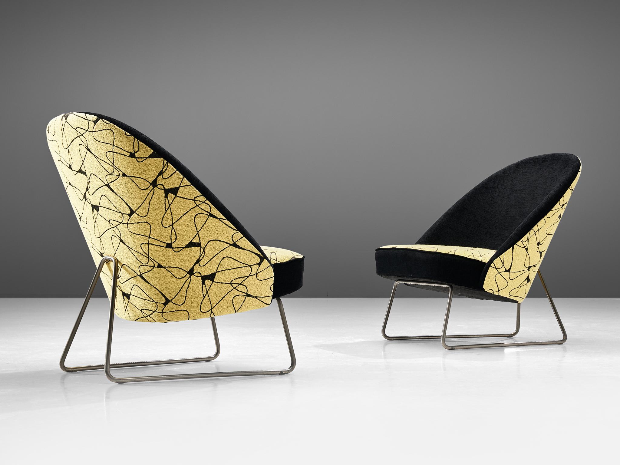 Theo Ruth für Artifort, Paar Sessel Modell 115, Metall, Stoff, Niederlande, Entwurf 1958 

Ein Paar Sessel mit Metallgestell, entworfen von Theo Ruth für die Firma Artifort. Die Stühle sind mit einem grafischen Webstoff aus der Mitte des