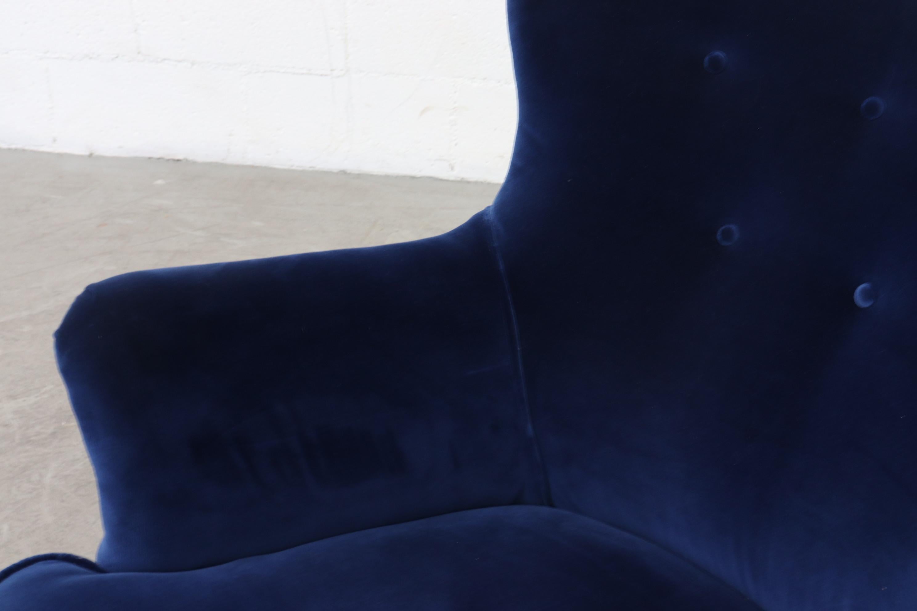 Pair of Theo Ruth Navy Blue Velvet Lounge Chairs for Artifort In Good Condition In Los Angeles, CA