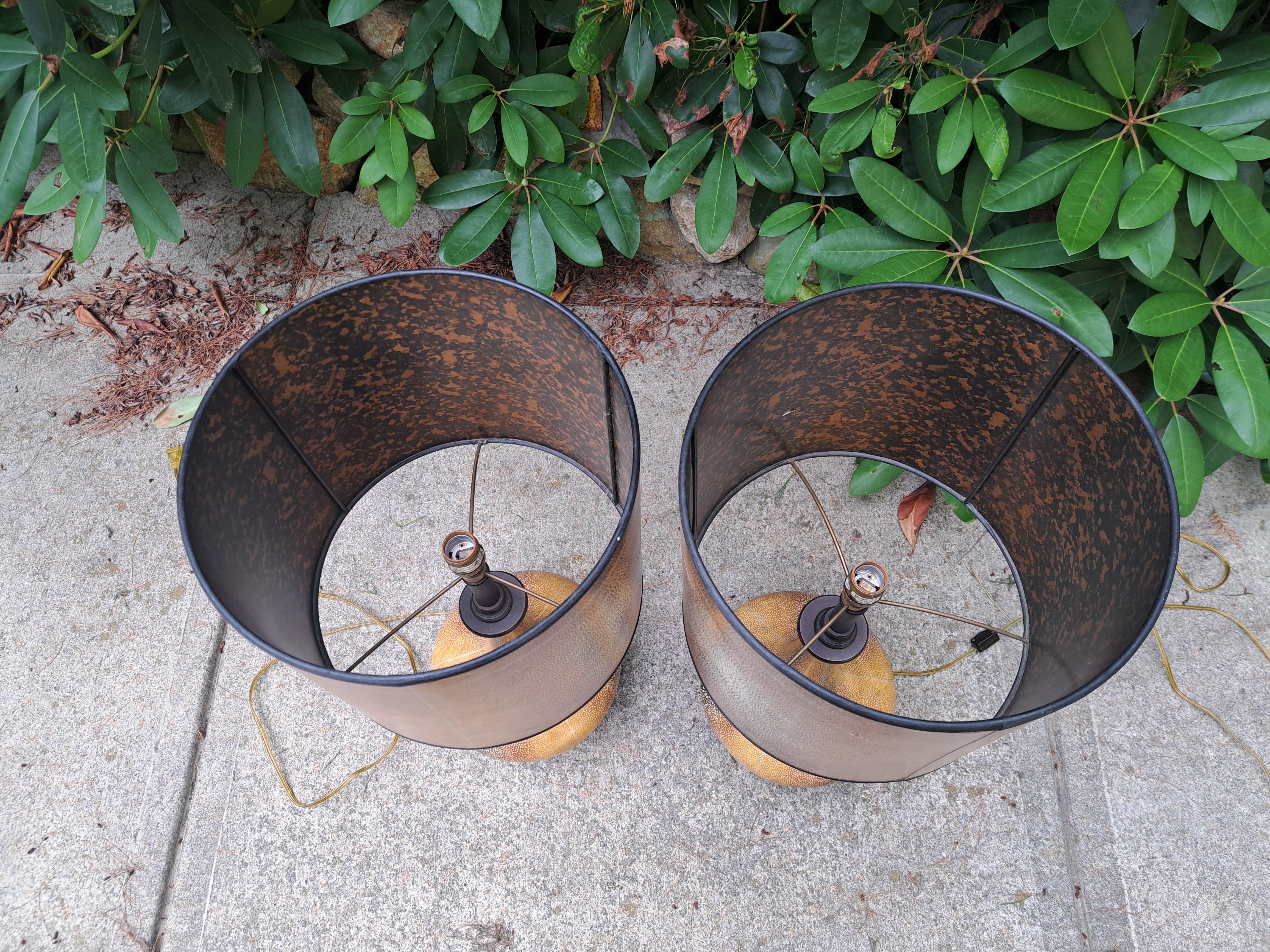 Pareja de lámparas de sobremesa doradas hechas a mano Theodore Alexander Hollywood Regency Regencia de Hollywood en venta