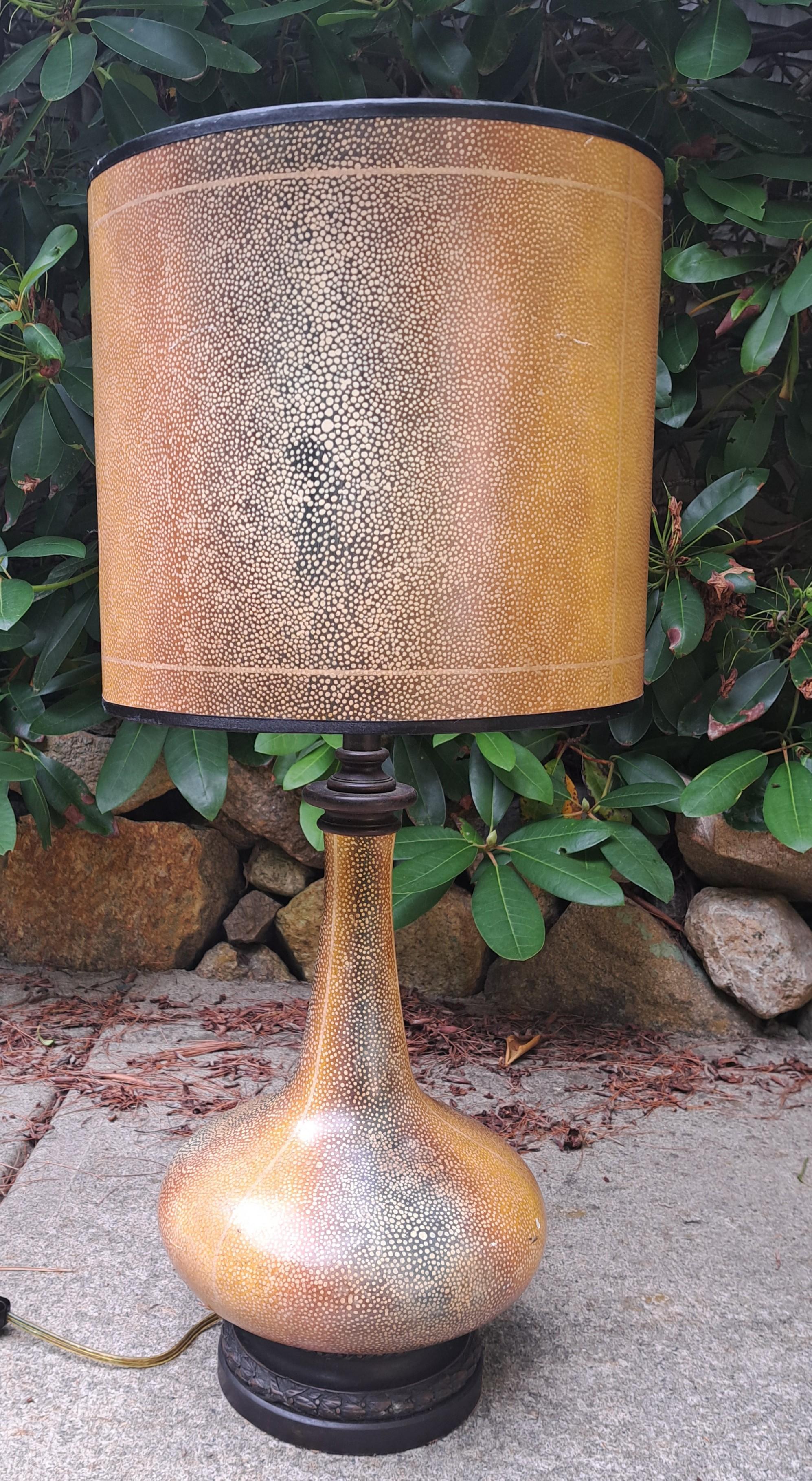 Pareja de lámparas de sobremesa doradas hechas a mano Theodore Alexander Hollywood Regency Vietnamita en venta