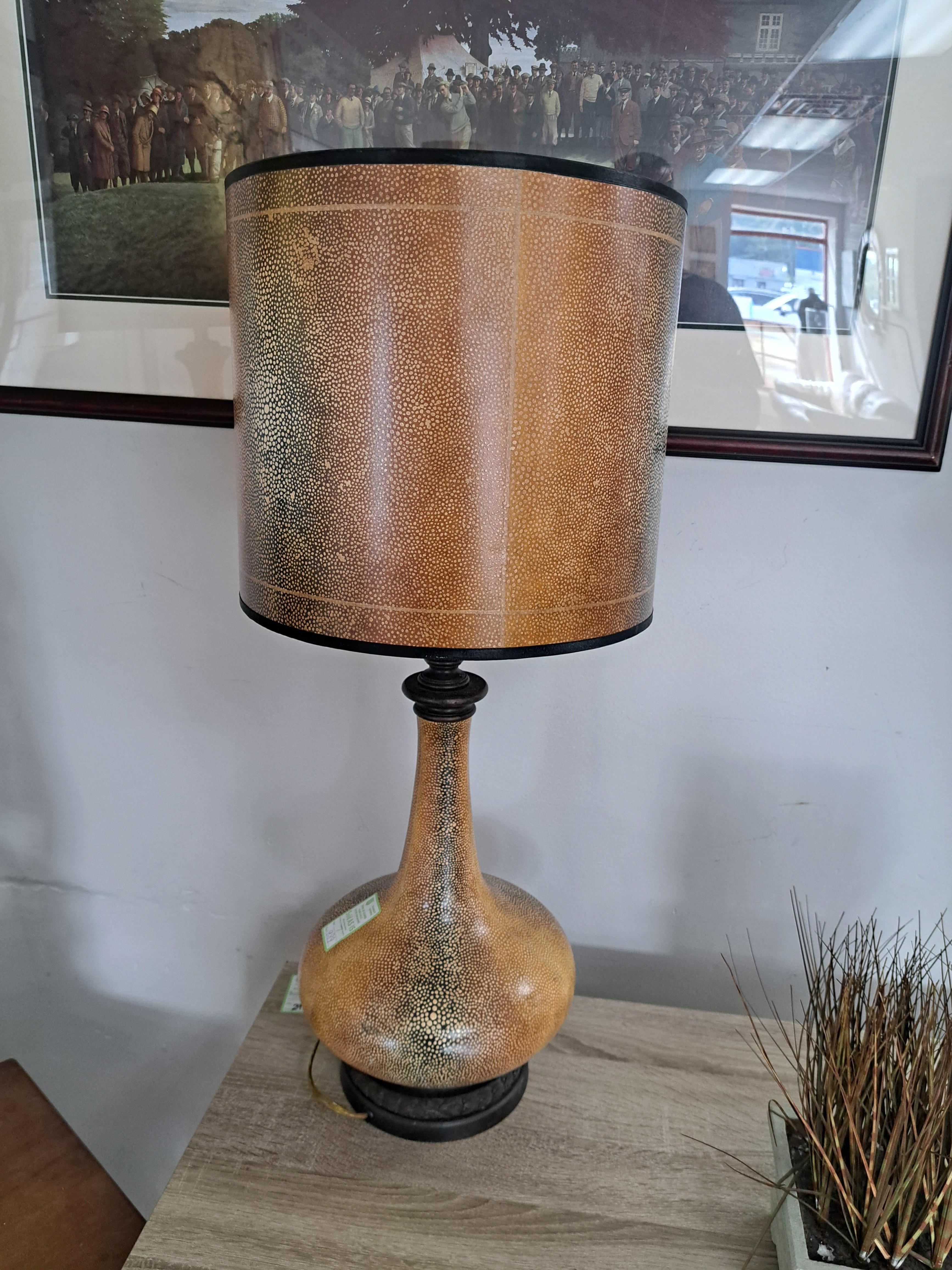 Pareja de lámparas de sobremesa doradas hechas a mano Theodore Alexander Hollywood Regency en Bueno estado para la venta en East Freetown, MA