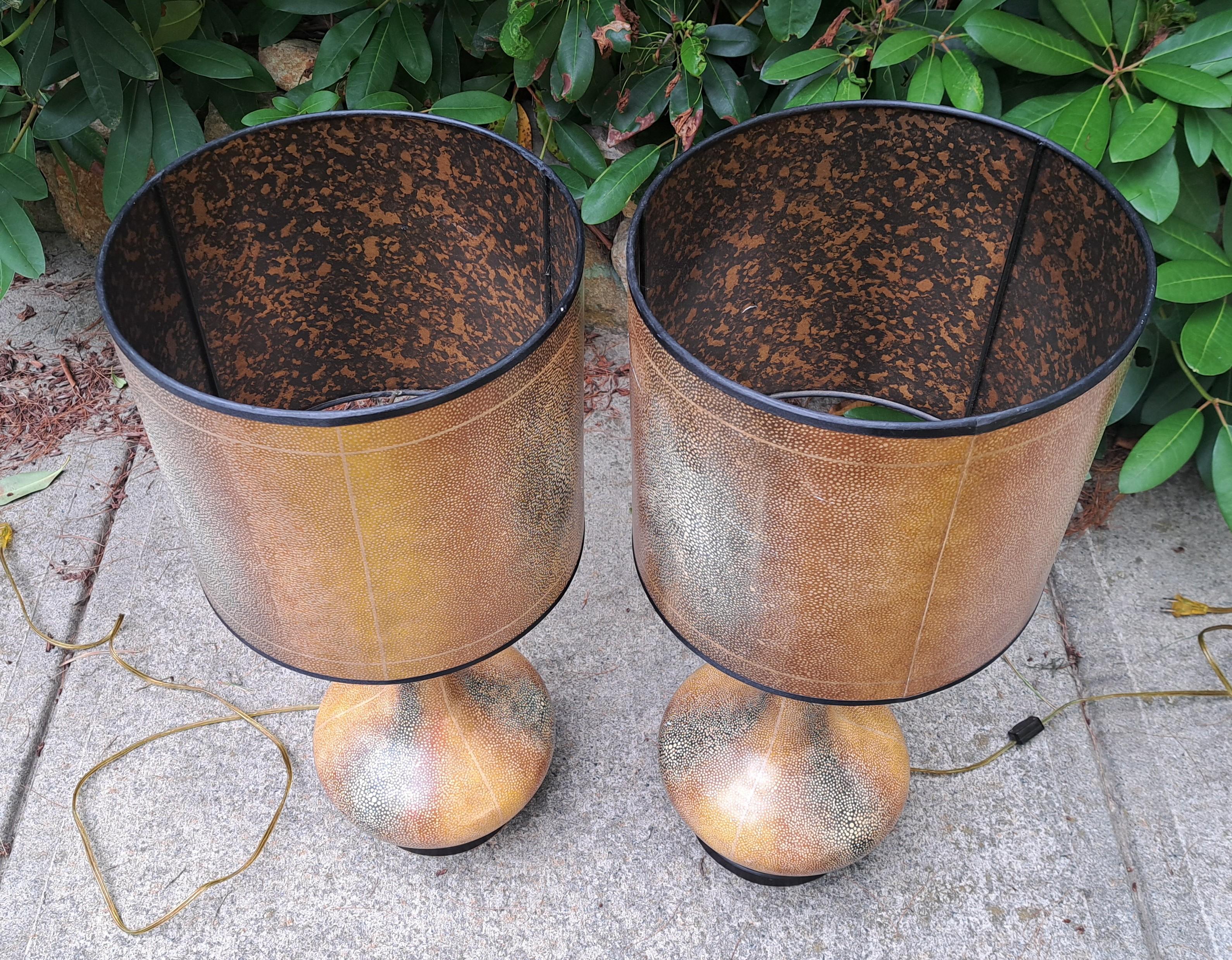 Pareja de lámparas de sobremesa doradas hechas a mano Theodore Alexander Hollywood Regency Cerámico en venta