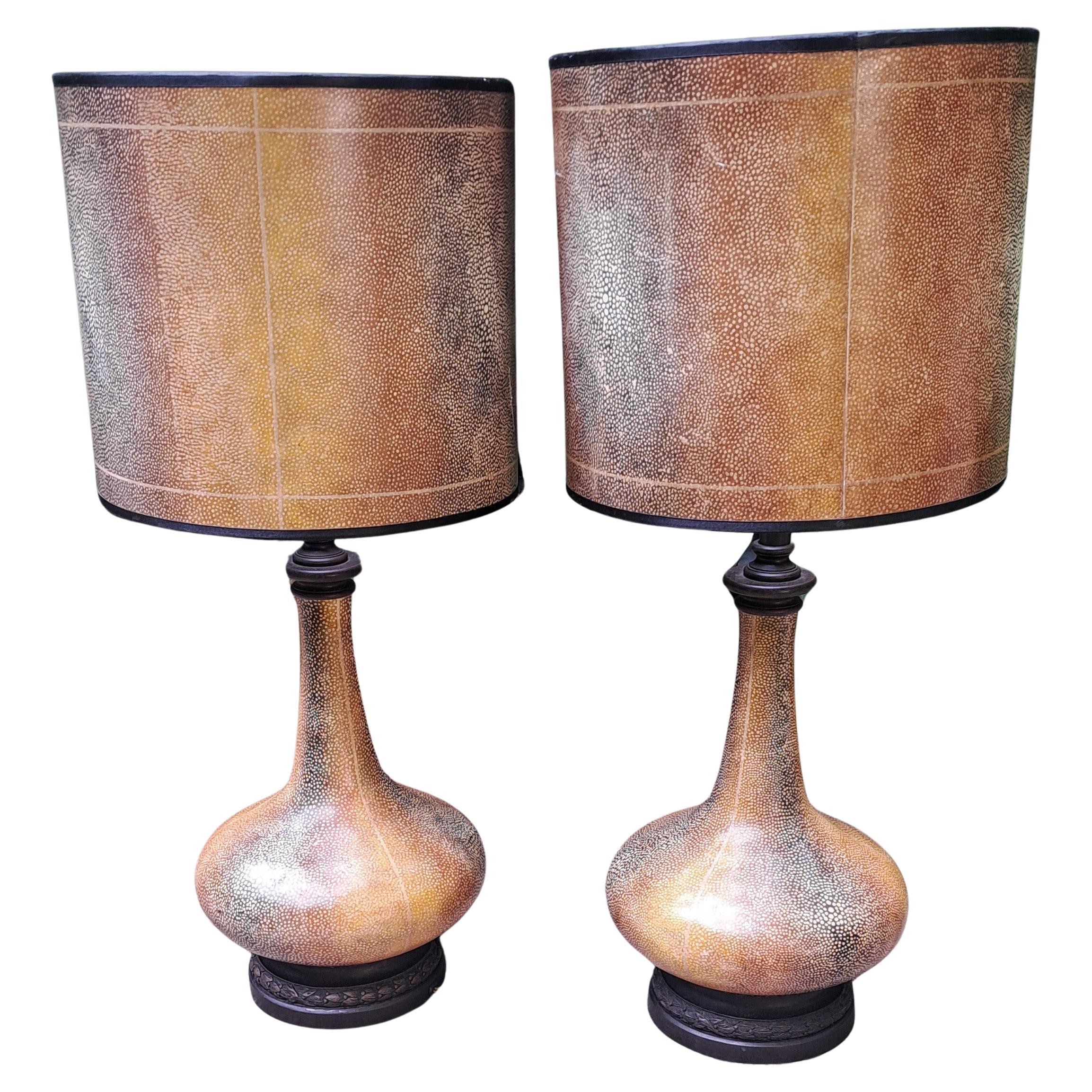Pareja de lámparas de sobremesa doradas hechas a mano Theodore Alexander Hollywood Regency en venta