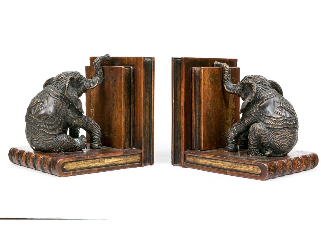 Coppia di reggilibri a forma di elefante in metallo e legno Theodore Alexander in vendita 3