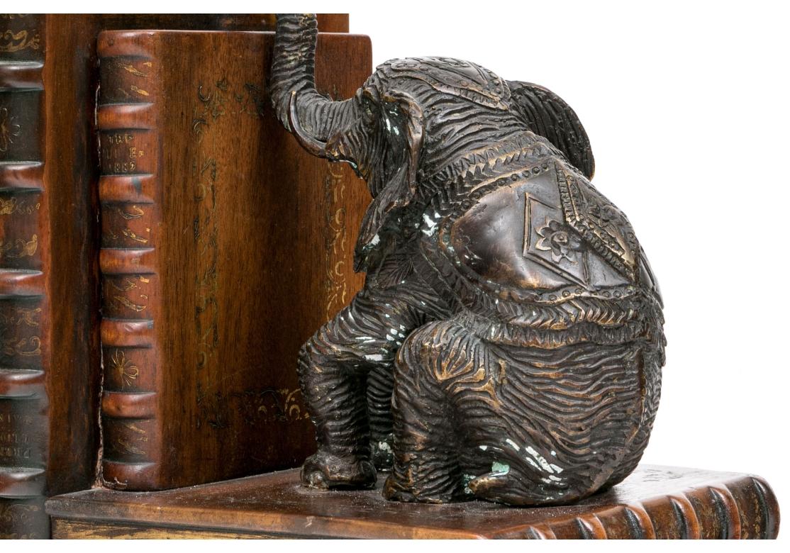 Stile Campaign Coppia di reggilibri a forma di elefante in metallo e legno Theodore Alexander in vendita