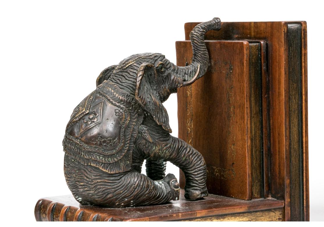 Vietnamita Coppia di reggilibri a forma di elefante in metallo e legno Theodore Alexander in vendita