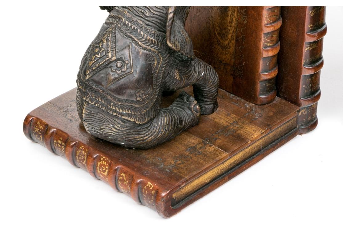 Coppia di reggilibri a forma di elefante in metallo e legno Theodore Alexander In condizioni buone in vendita a Bridgeport, CT