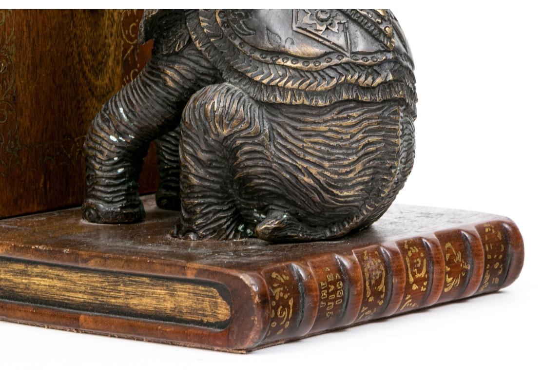 XX secolo Coppia di reggilibri a forma di elefante in metallo e legno Theodore Alexander in vendita