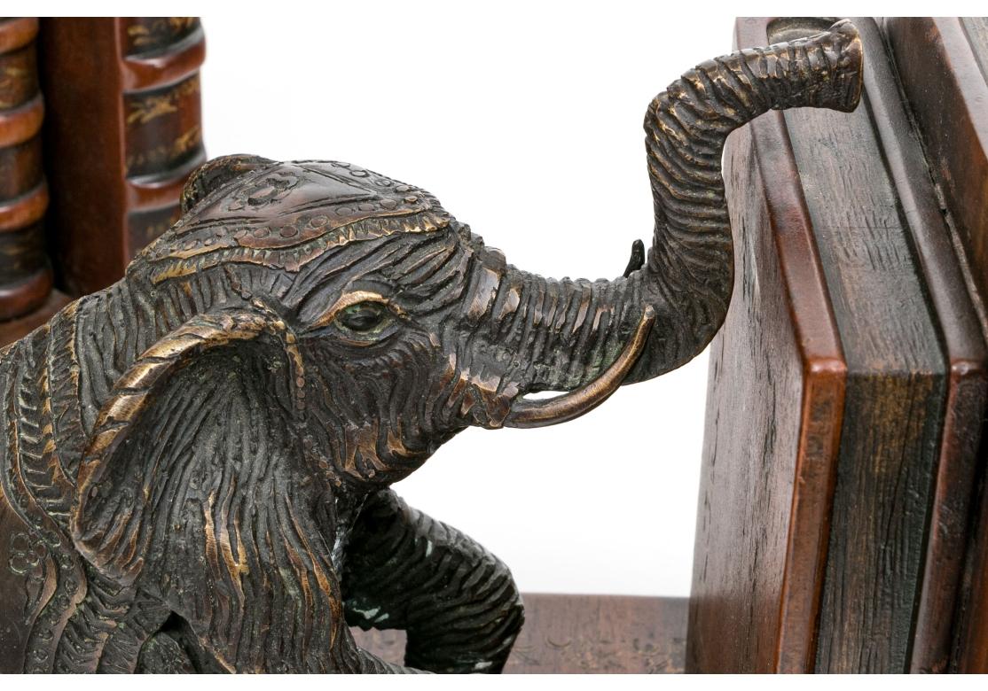 Resina Coppia di reggilibri a forma di elefante in metallo e legno Theodore Alexander in vendita