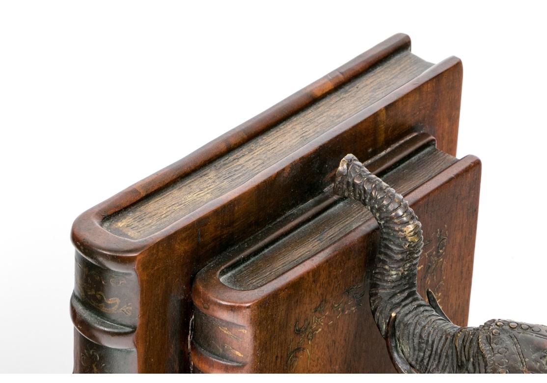 Coppia di reggilibri a forma di elefante in metallo e legno Theodore Alexander in vendita 2