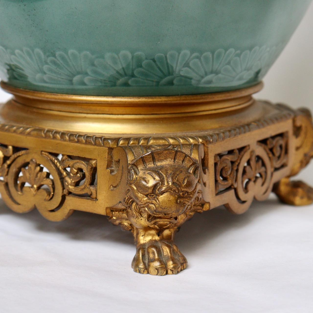 Paire de vases Théodore Deck en faïence émaillée céladon, montés sur lampes en bronze doré 5