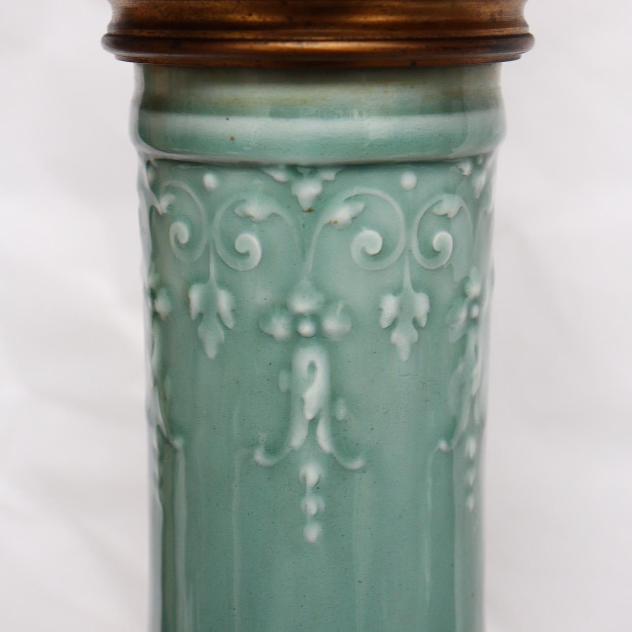 Français Paire de vases Théodore Deck en faïence émaillée céladon, montés sur lampes en bronze doré