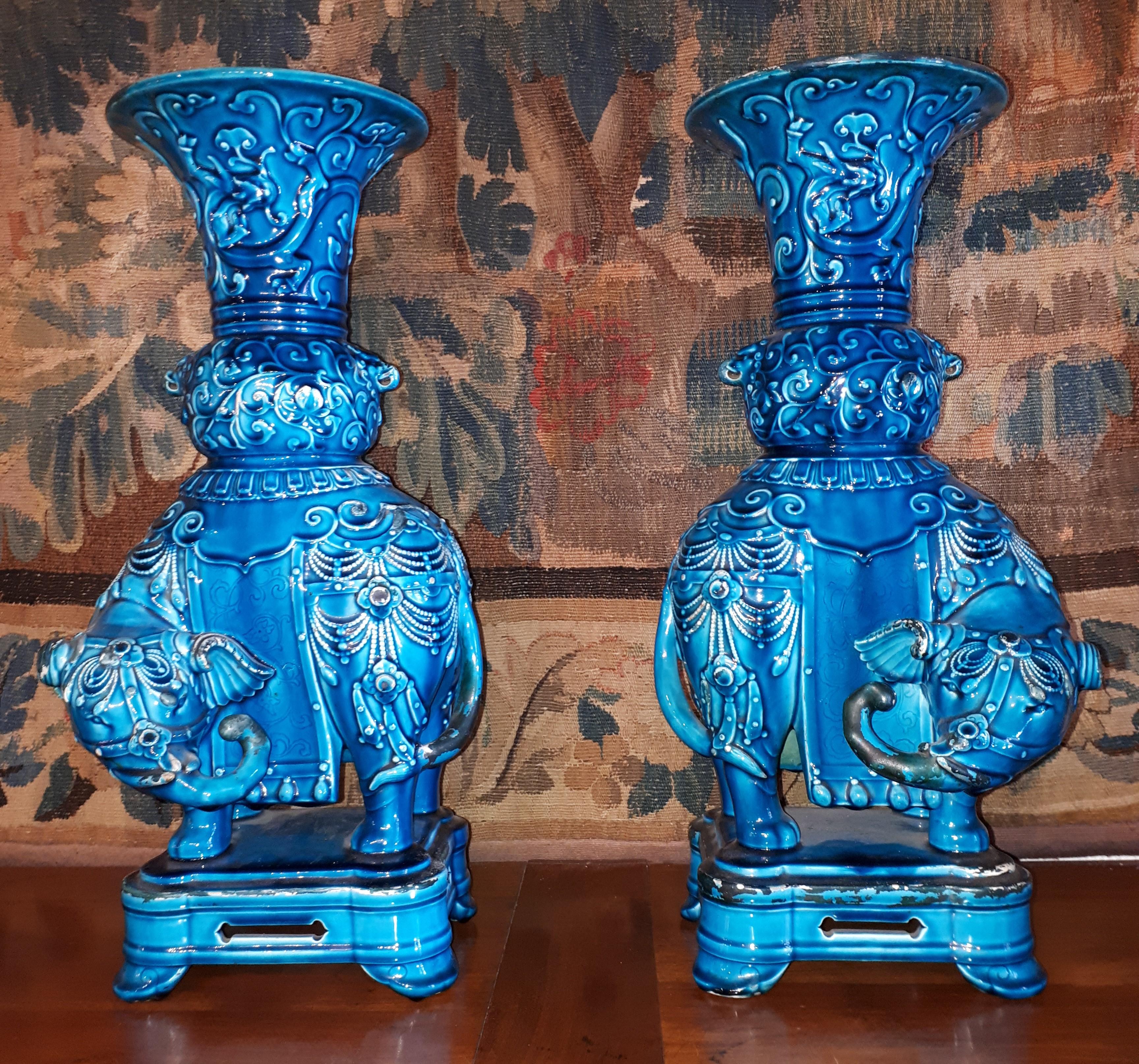 Rarissime paire de vases en céramique émaillée turquoise de forme Gu, portés par des éléphants et reposant sur une base ajourée terminée par quatre pieds évasés. Quelques manques d'émail sinon très bon état d'origine (pas de restauration).