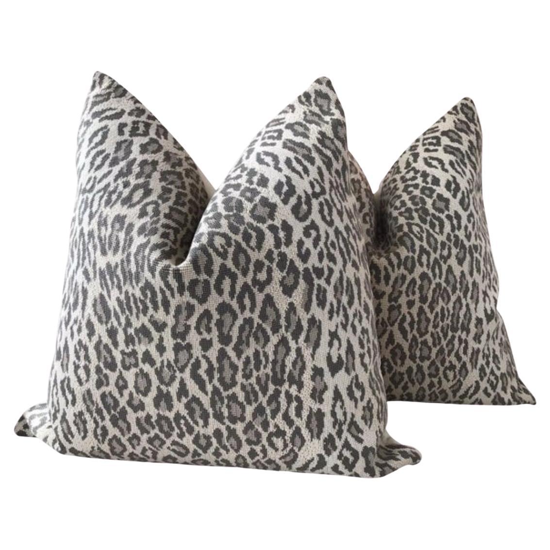 Coppia di cuscini Thibaut "Amur" in velluto neutro chiaro con ghepardo