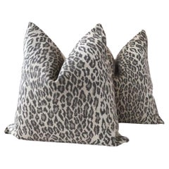 Coppia di cuscini Thibaut "Amur" in velluto neutro chiaro con ghepardo