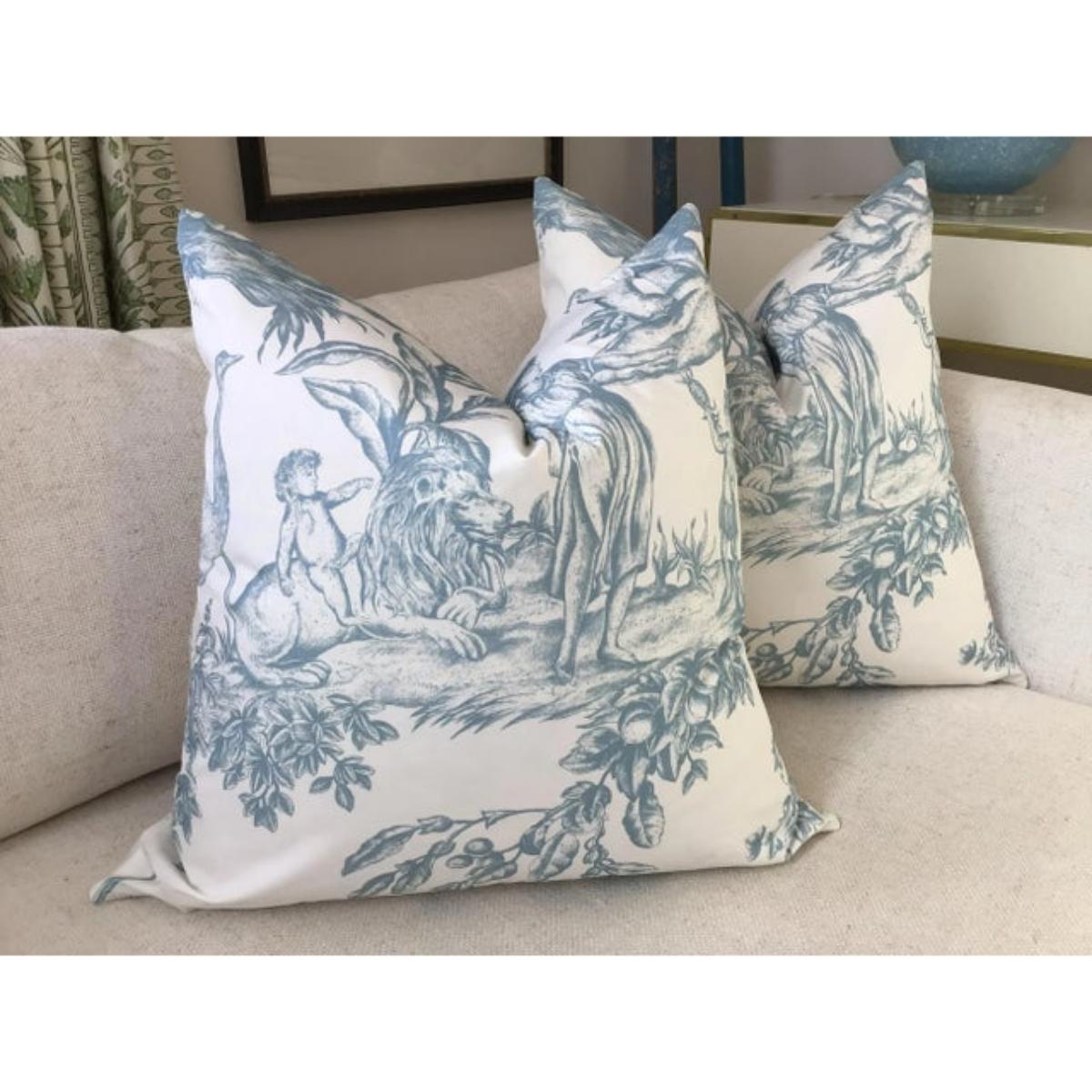 Adoro questa nuova stampa di Thibaut. L'Antilles Toile in blu e bianco di Spa è un bellissimo disegno della Collection'S, stampato su un tessuto di cotone pesante. Il supporto in lino coordinato e la cerniera invisibile completano questi