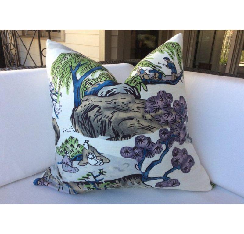 Questi cuscini sono realizzati con il favoloso tessuto di tendenza di Thibaut. Asian Scenic è un tessuto in lino e cotone in stile cineseria, caratterizzato da vorticose sfumature di blu, beige, viola e verde.

Questa splendida coppia di cuscini è