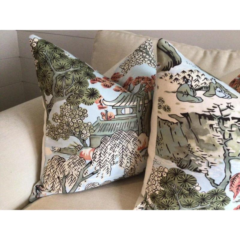 Questi cuscini sono realizzati con il favoloso tessuto di tendenza di Thibaut. Asian Scenic è un tessuto in lino e cotone in stile cineseria con sfumature di beige, verde e corallo.

Questa splendida coppia di cuscini è chiusa da cerniere