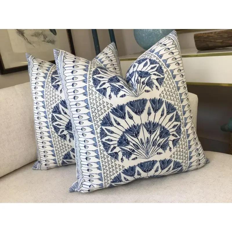 Un hermoso giro sobre un ikat tradicional de Thibaut. CAIRO de su colección Ruta del Comercio en azul y blanco. El motivo presenta un medallón central con rayas a ambos lados. En los tonos 