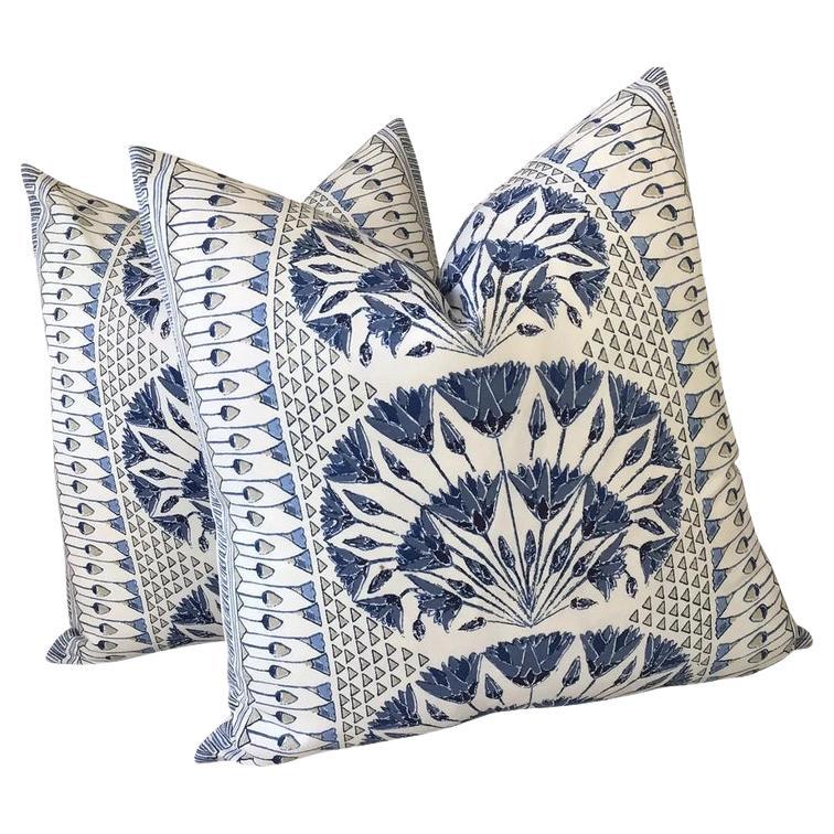 Coppia di cuscini completi Thibaut "Cairo" in blu e bianco con imbottitura in piuma d
oca